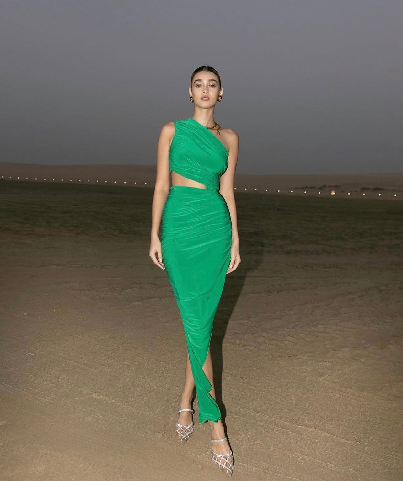 Robe midi drapée en jersey vert à découpes.