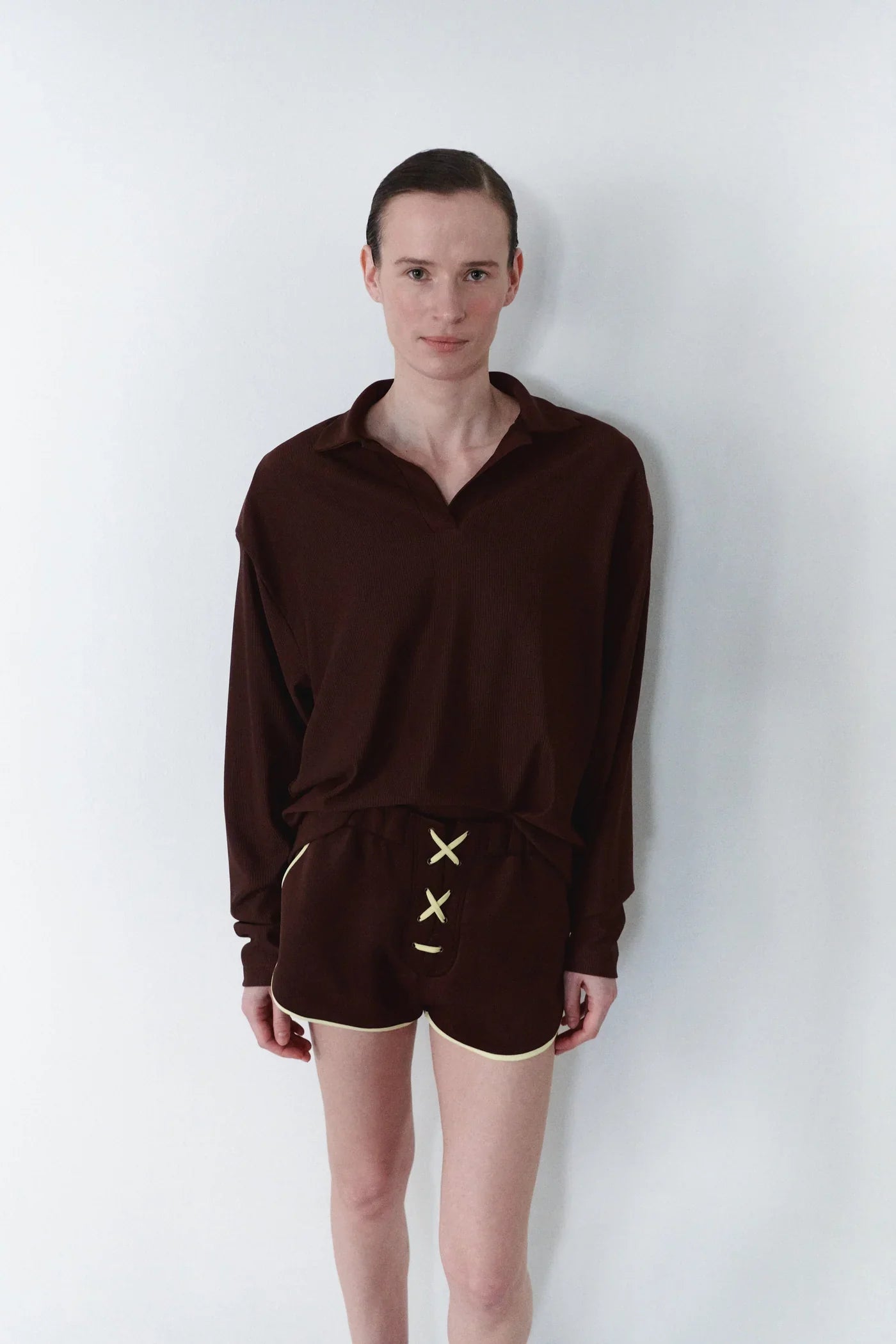 شورت قصير برباط للجنسين باللون البني