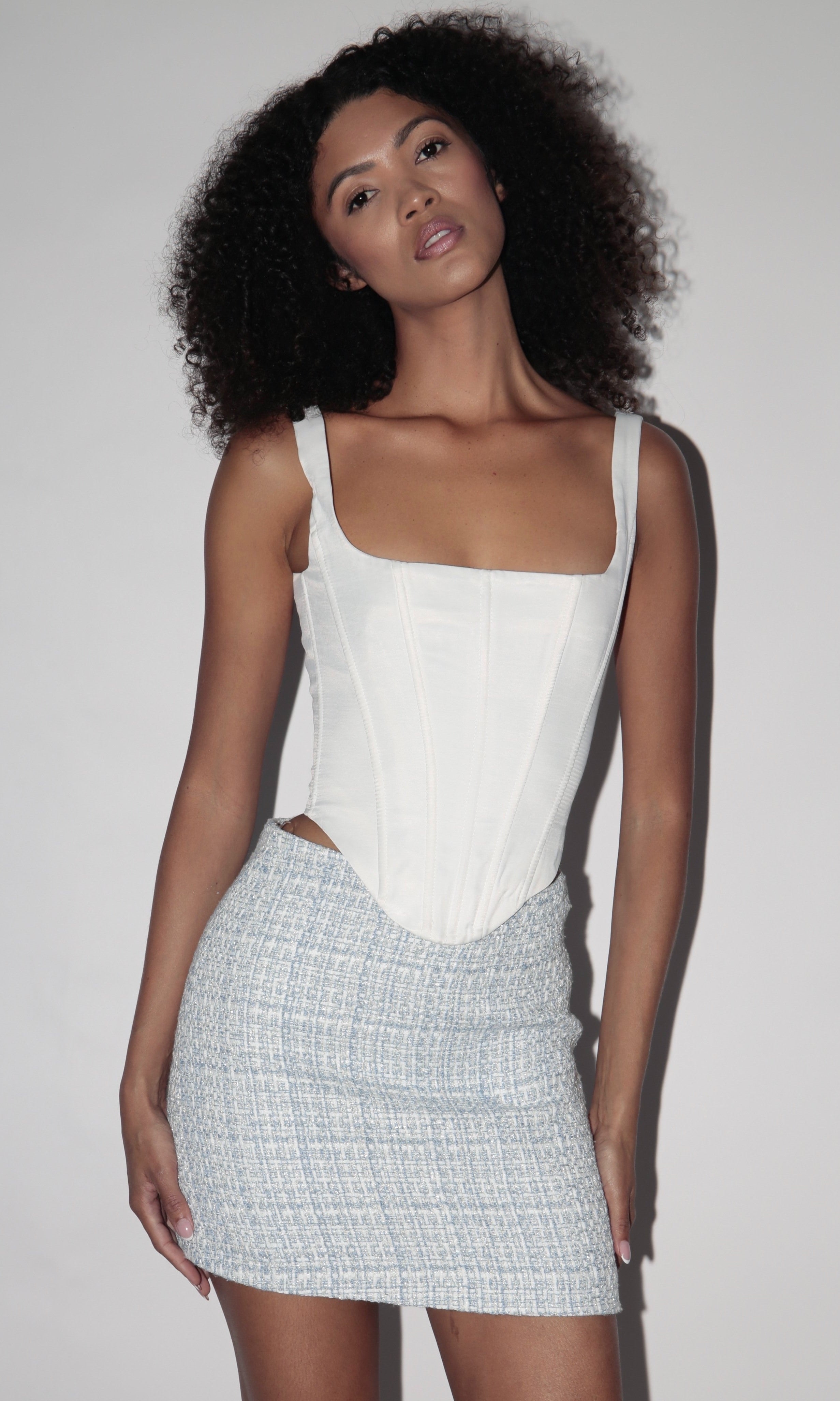 مشد باللون الأبيض