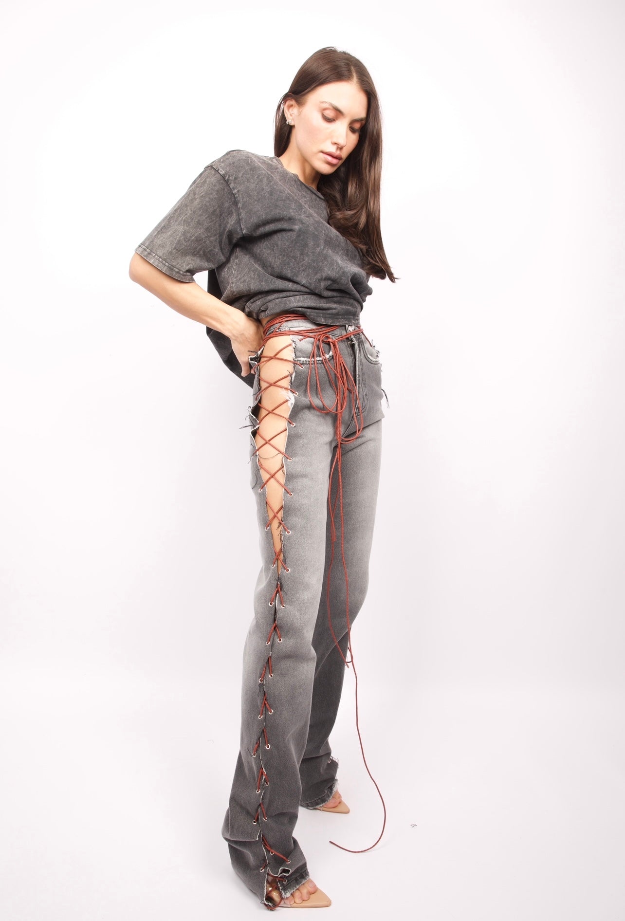 Jean gris à bretelles marron