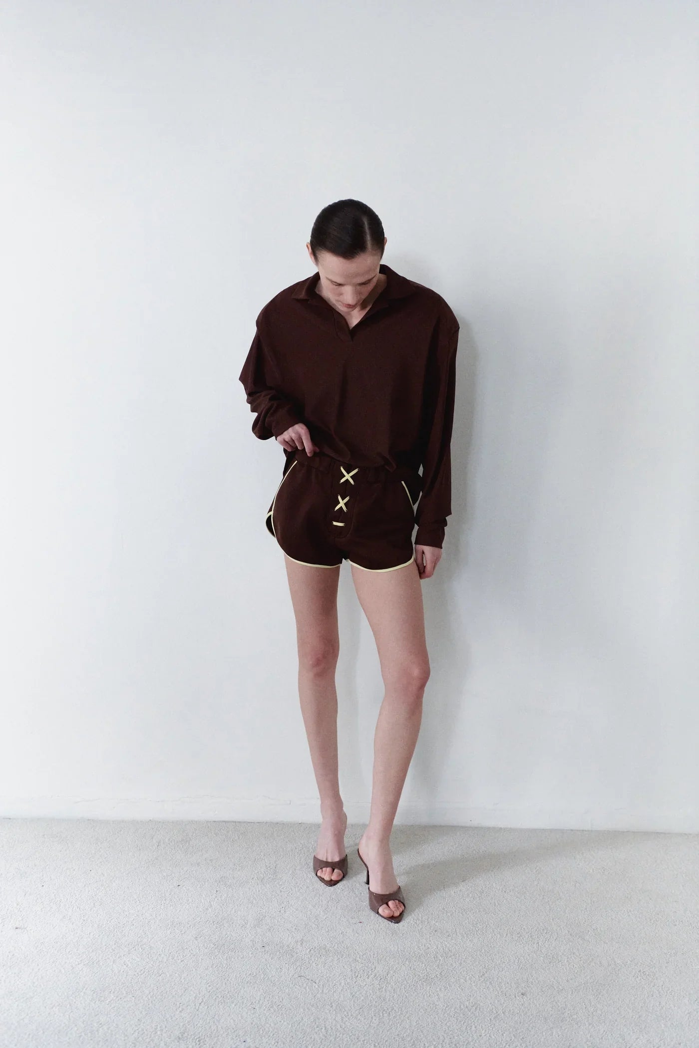 شورت قصير برباط للجنسين باللون البني