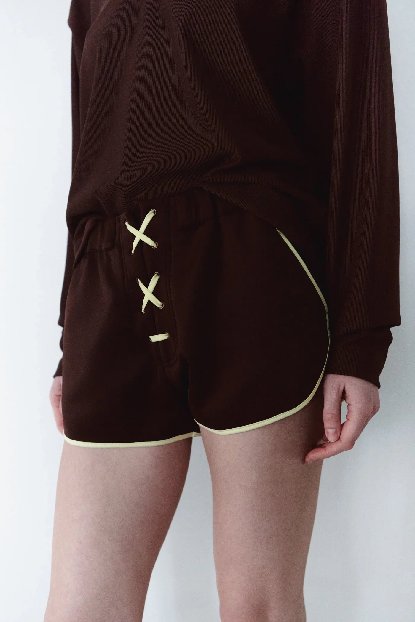 شورت قصير برباط للجنسين باللون البني