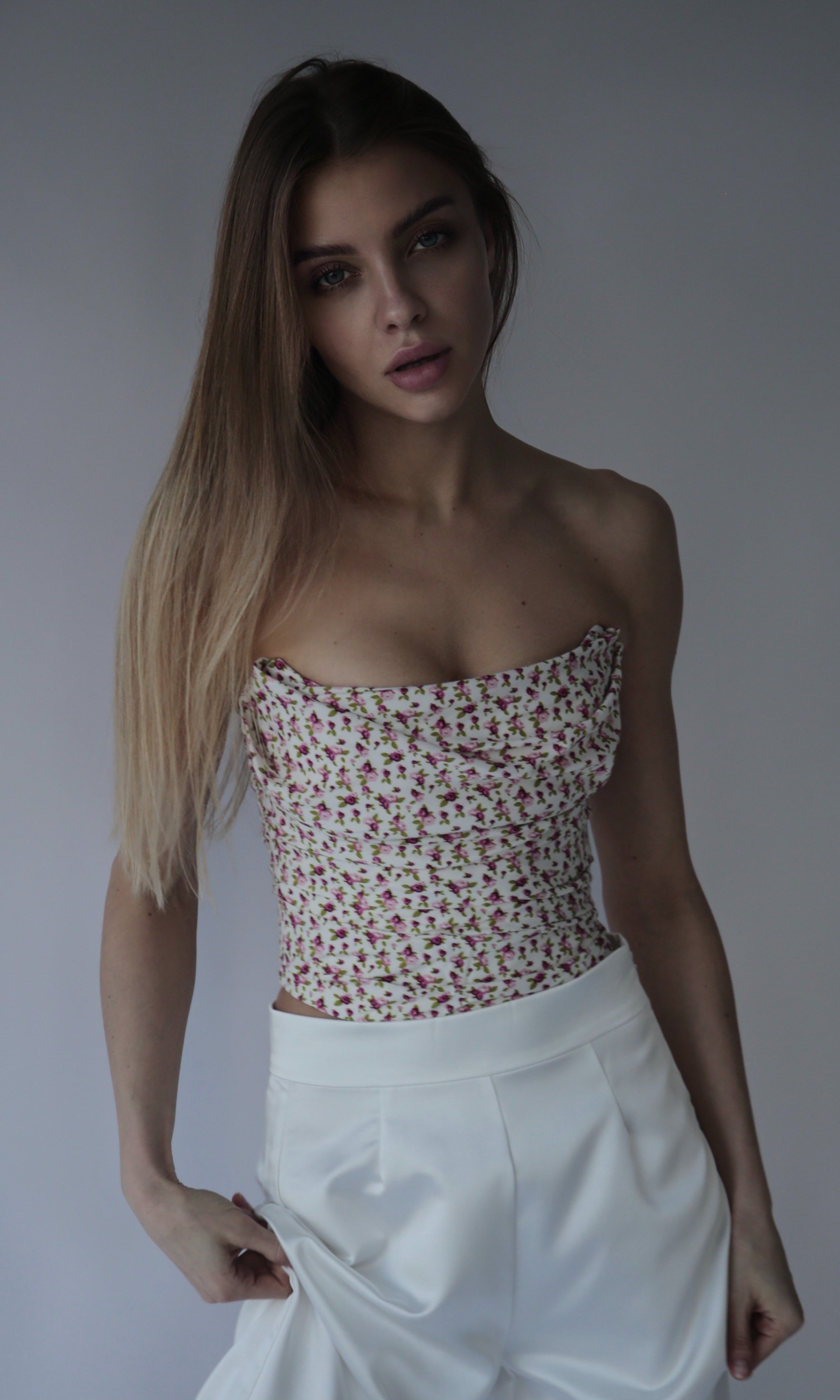 Corset drapé à fleurs blanches