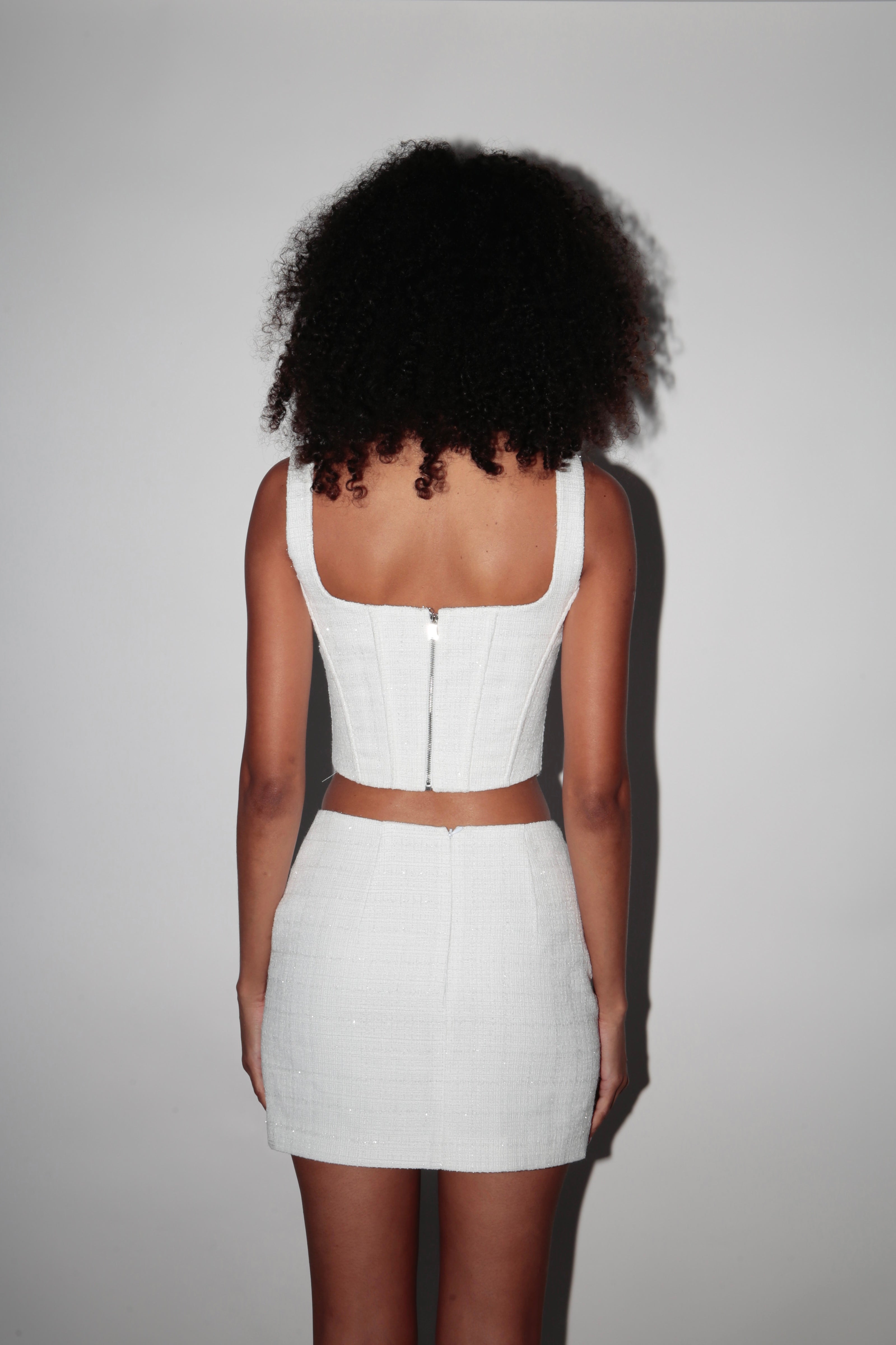 تنورة تويد باللون الأبيض