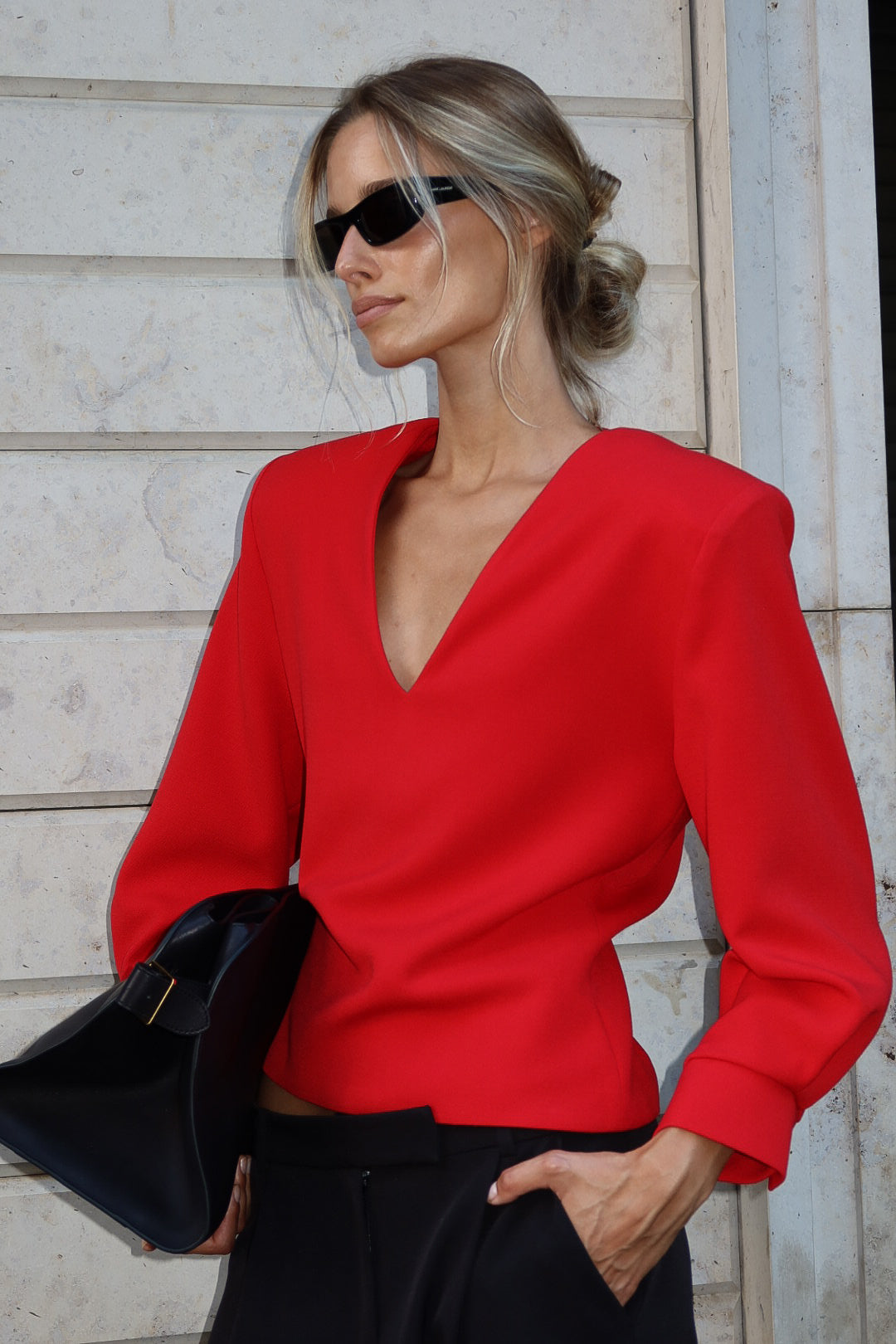 Haut rouge à col en V et épaules bouffantes