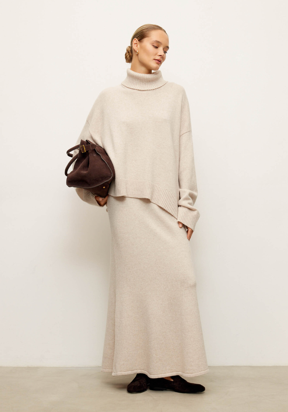 تنورة تاتوم باللون الكريمي