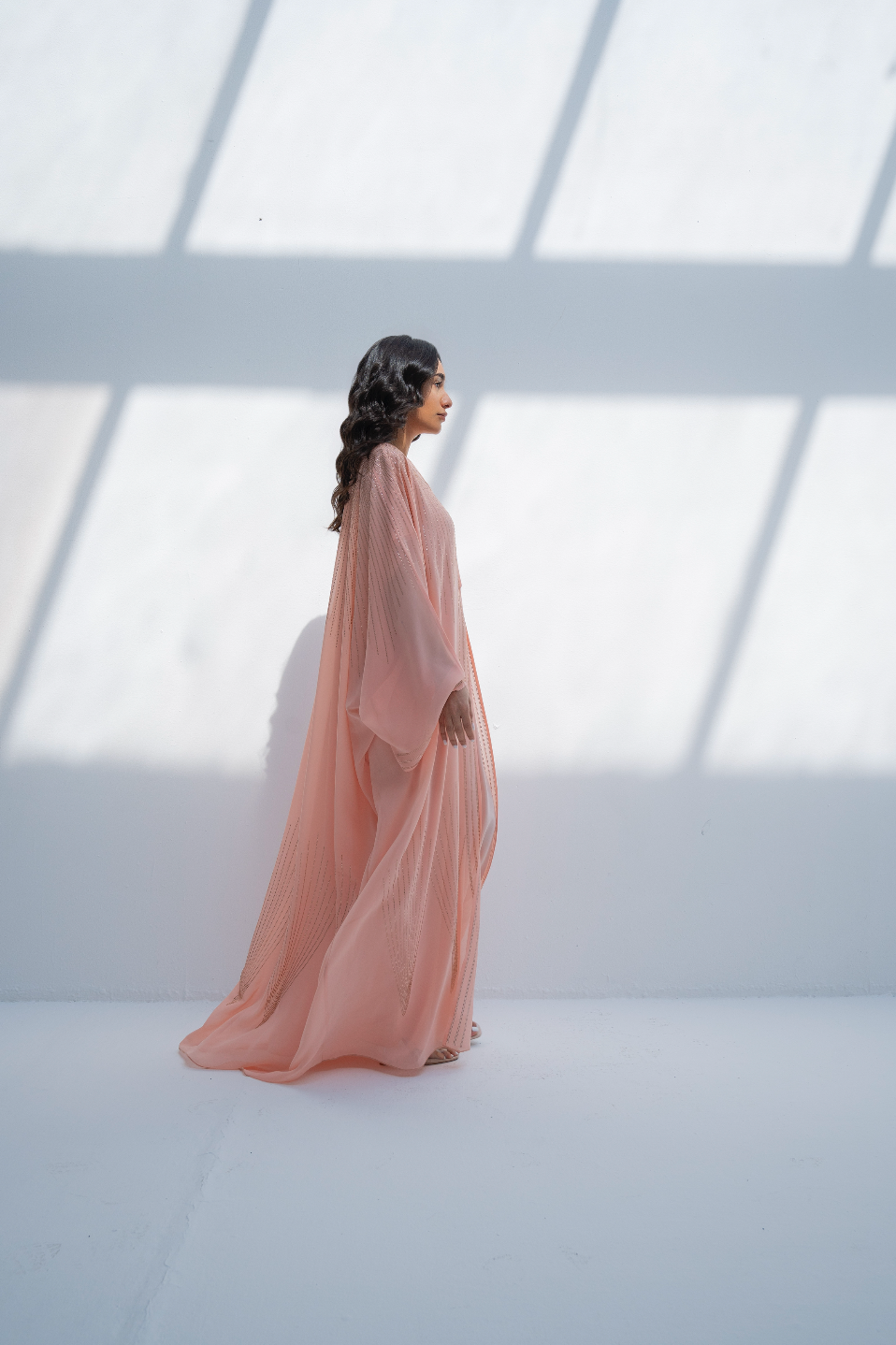 عباية الفراشة باللون الوردي مع الكريستالات