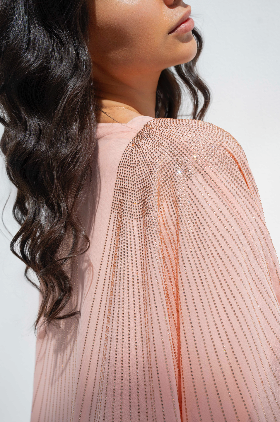 عباية الفراشة باللون الوردي مع الكريستالات