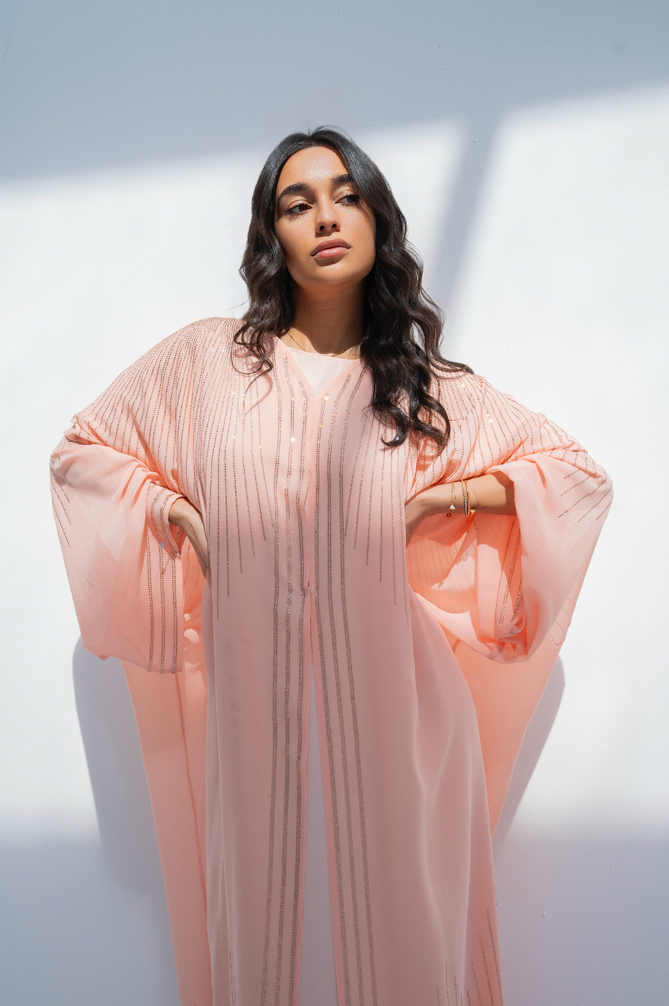 عباية الفراشة باللون الوردي مع الكريستالات