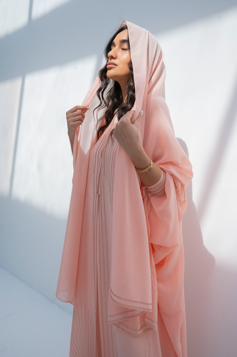 عباية الفراشة باللون الوردي مع الكريستالات