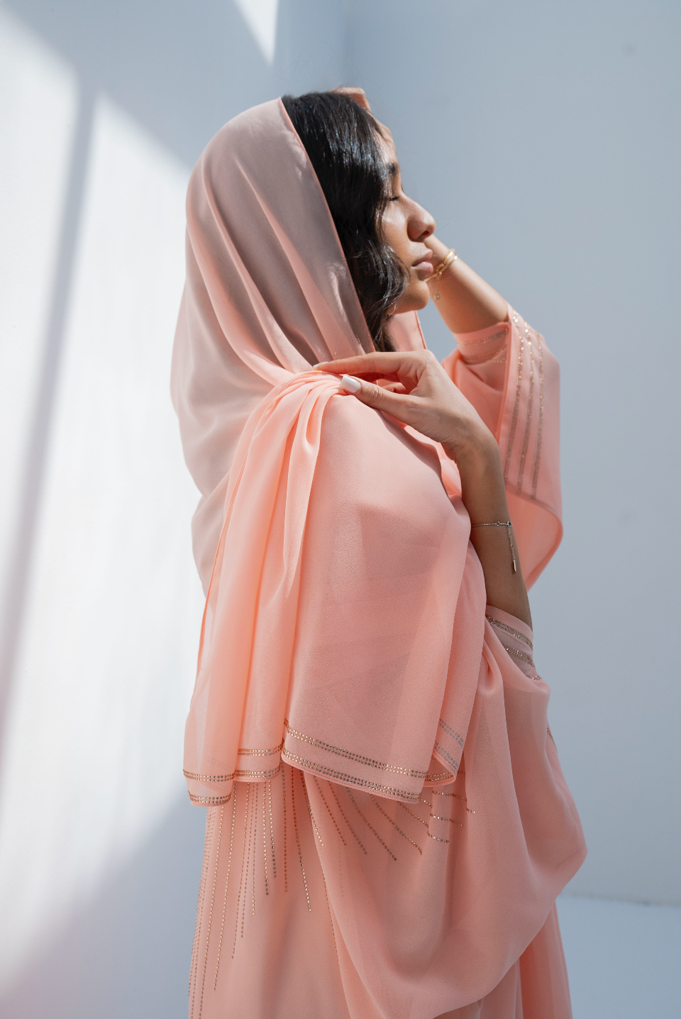 عباية الفراشة باللون الوردي مع الكريستالات