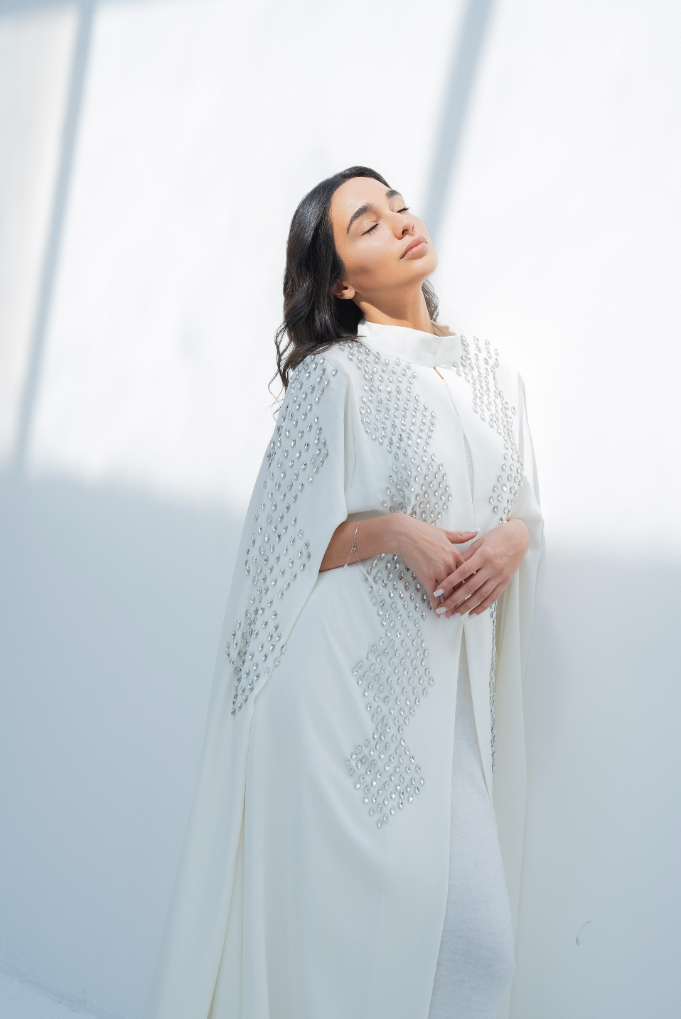 Abaya blanche ornée de strass
