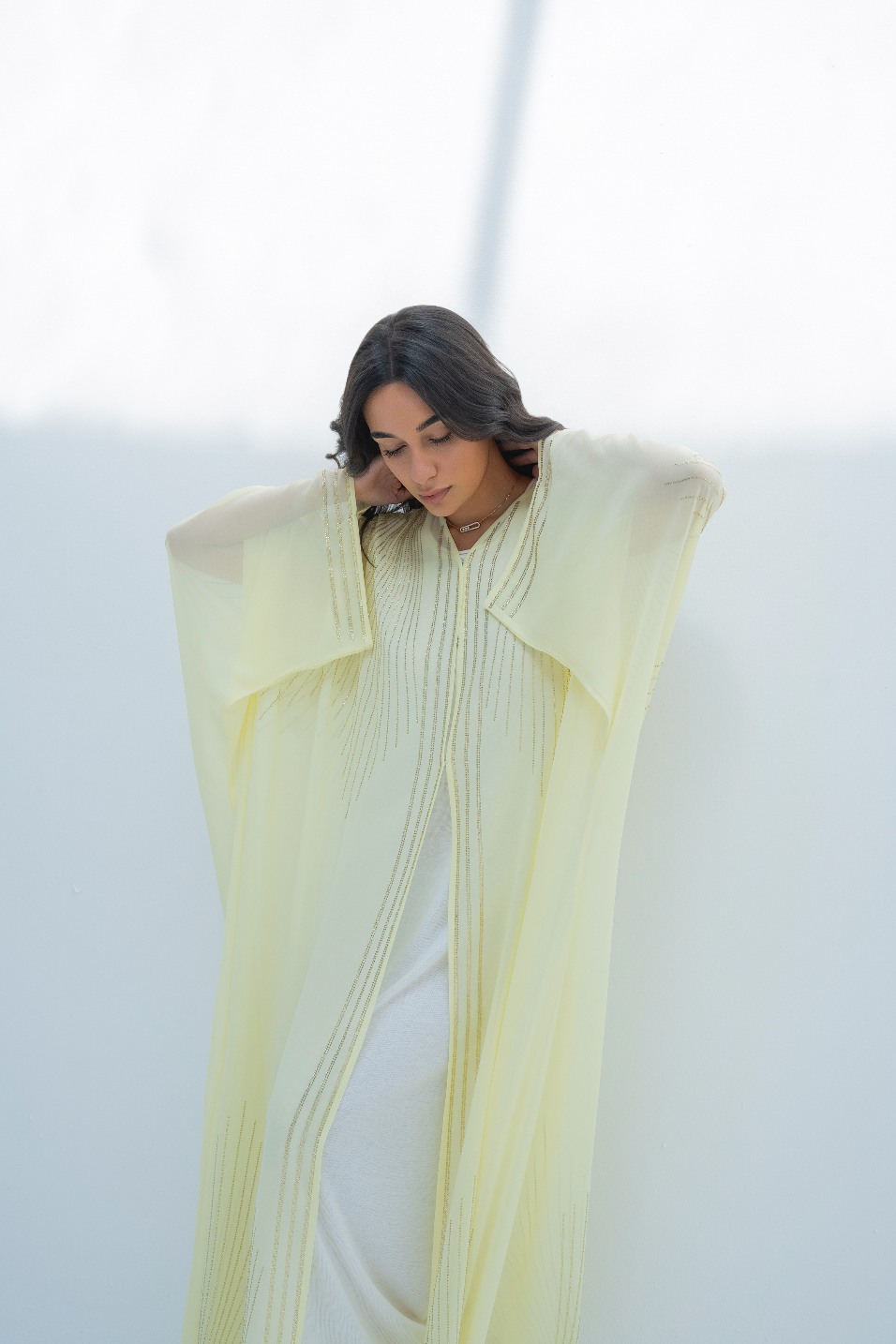 عباية الفراشة باللون الأصفر مع الكريستالات