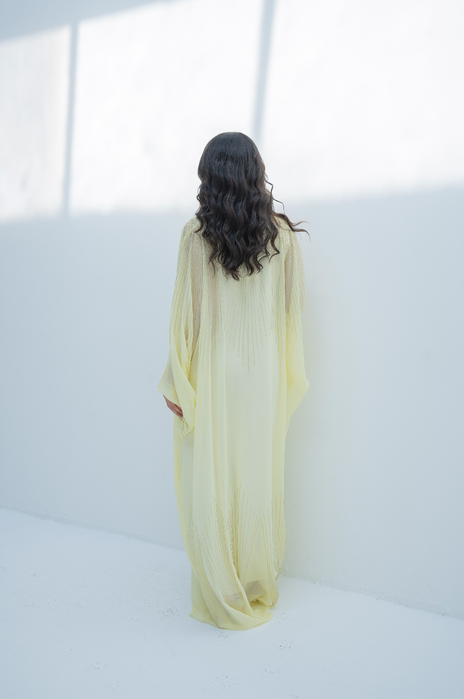 عباية الفراشة باللون الأصفر مع الكريستالات