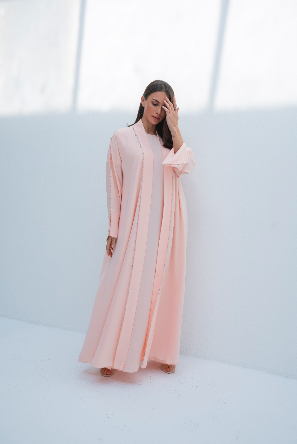 عباية مفتوحة من الأمام باللون الوردي مع كريستالات