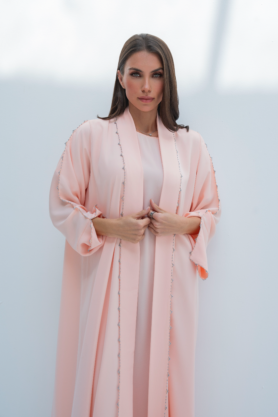 عباية مفتوحة من الأمام باللون الوردي مع كريستالات