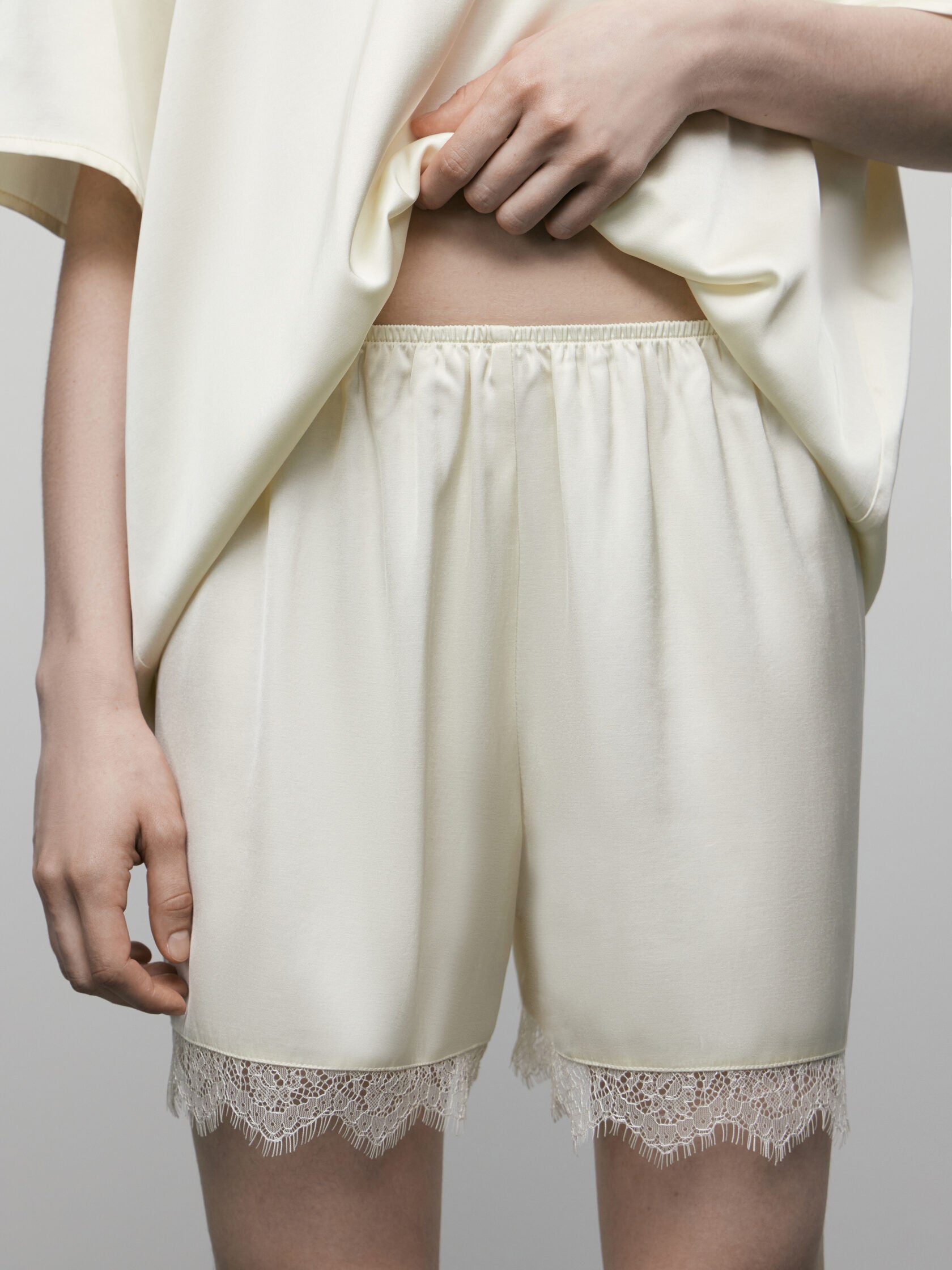 شورت ساتان مع دانتيل باللون الكريمي