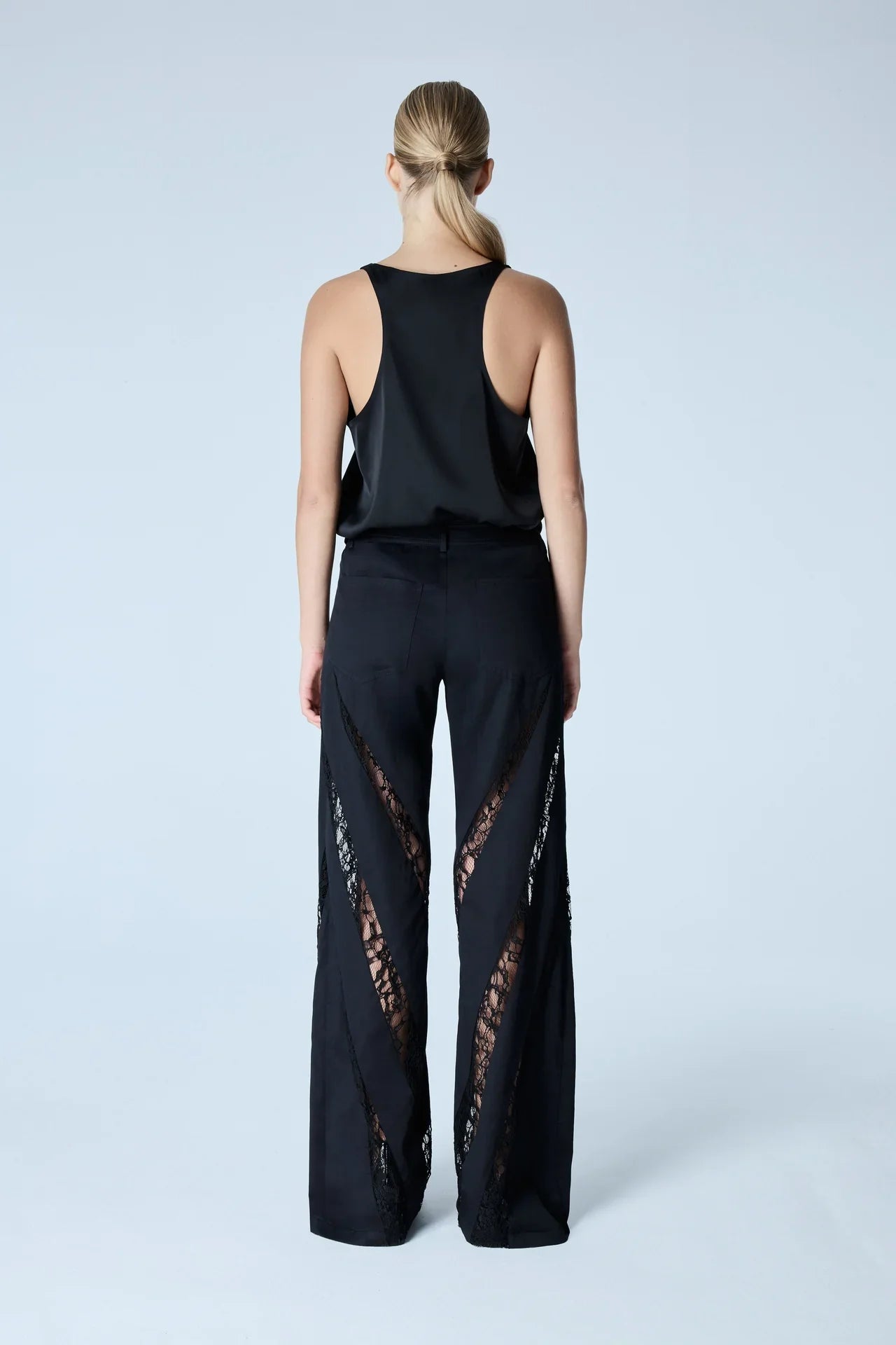 تانك توب باللون الأسود