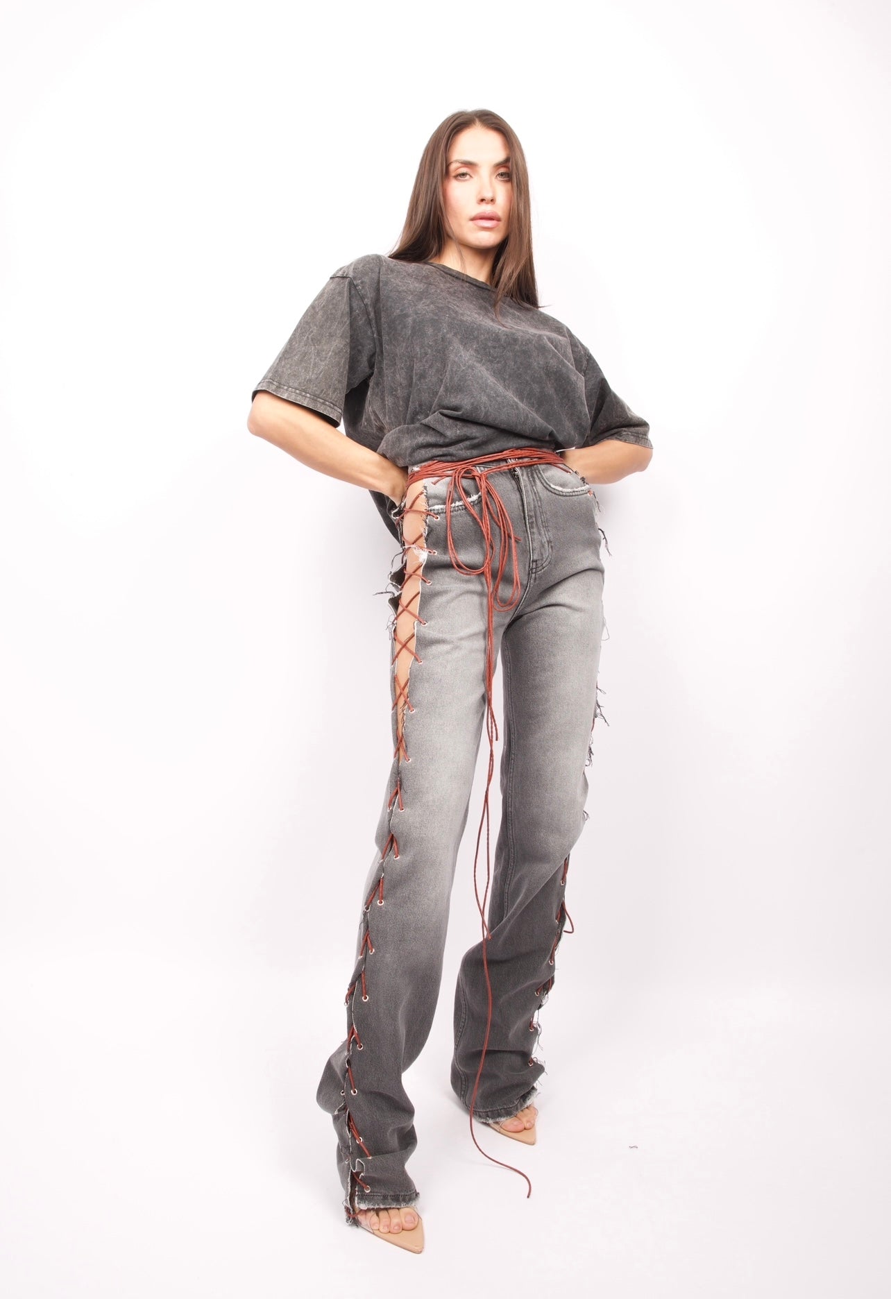 Jean gris à bretelles marron