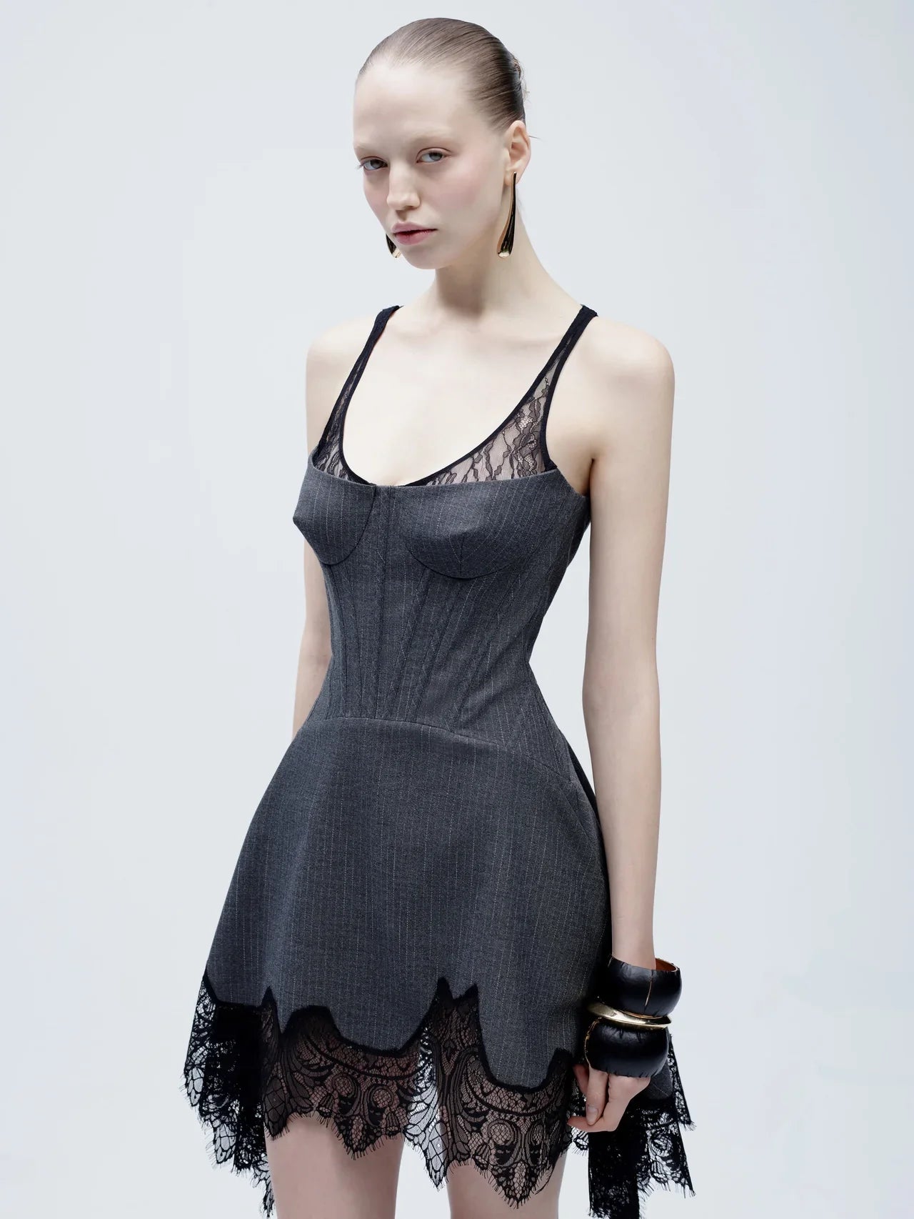 فستان رمادي بتفاصيل من الدانتيل