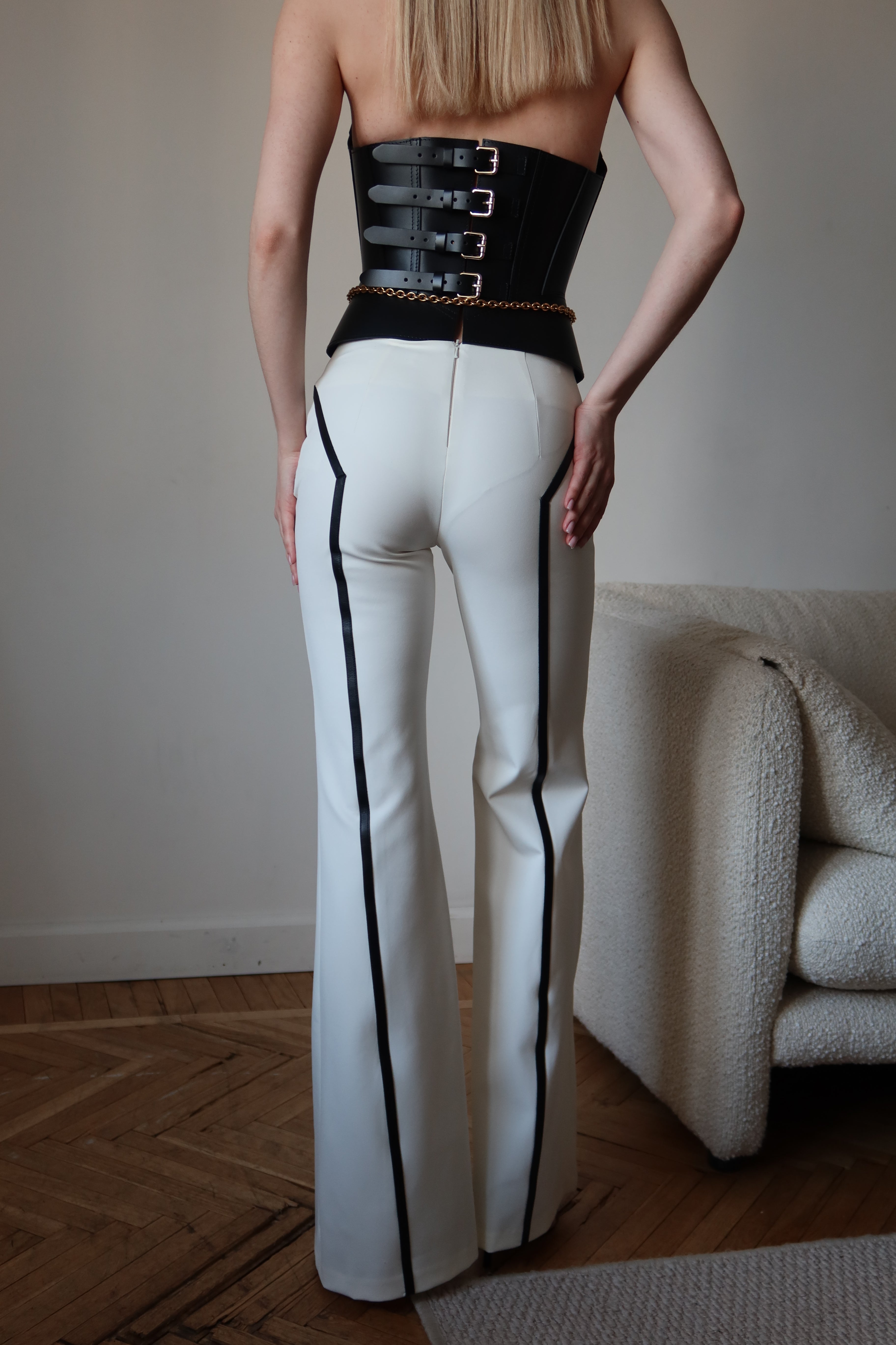 بنطلون مع حشوات جلدية