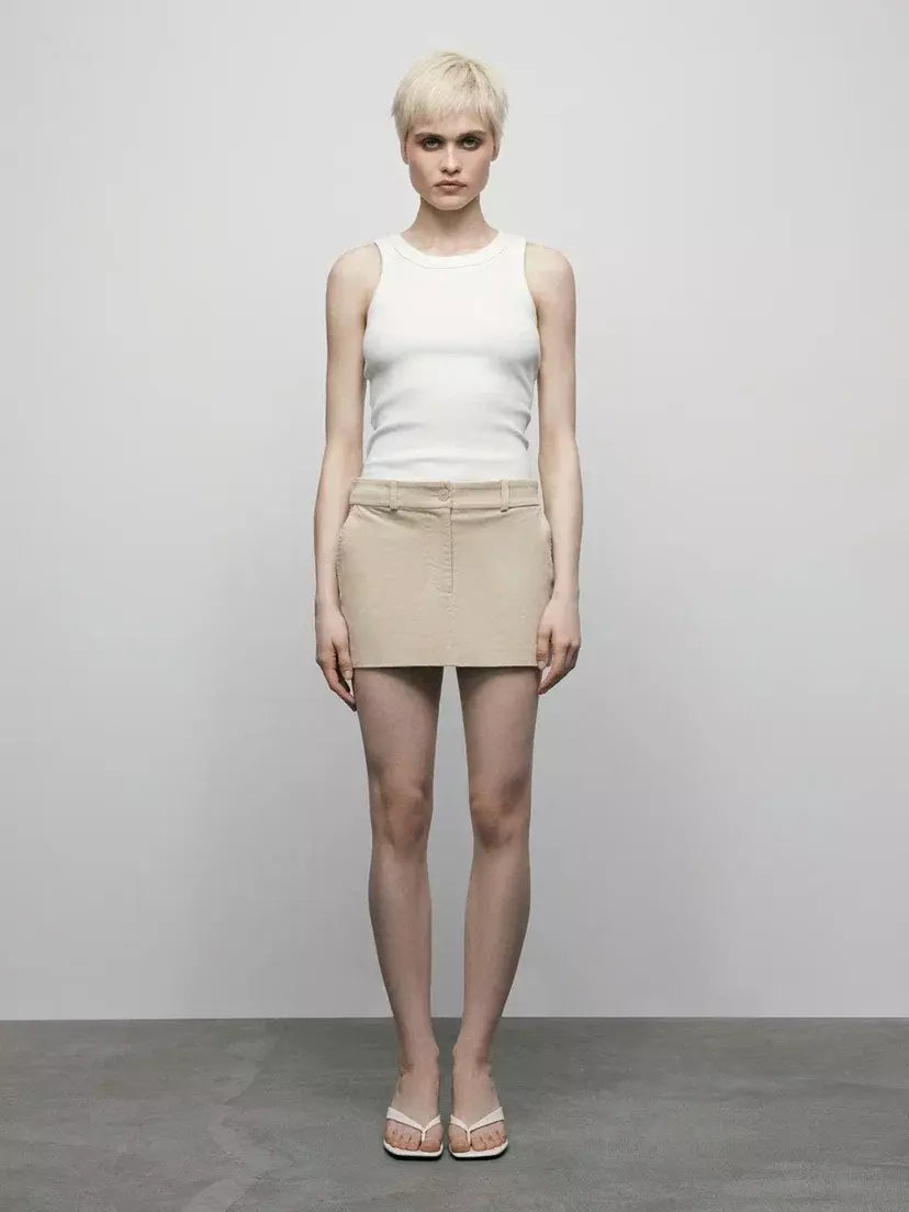 تنورة مخملية باللون الكريمي