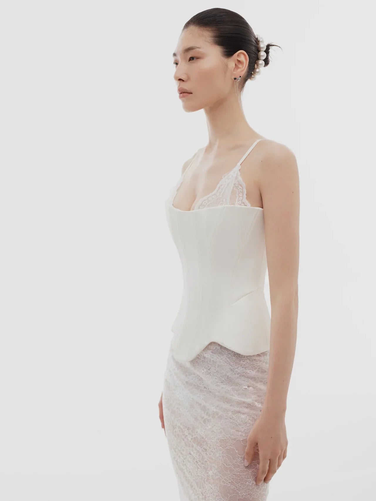 كورسيه مزين بالدانتيل باللون الأبيض