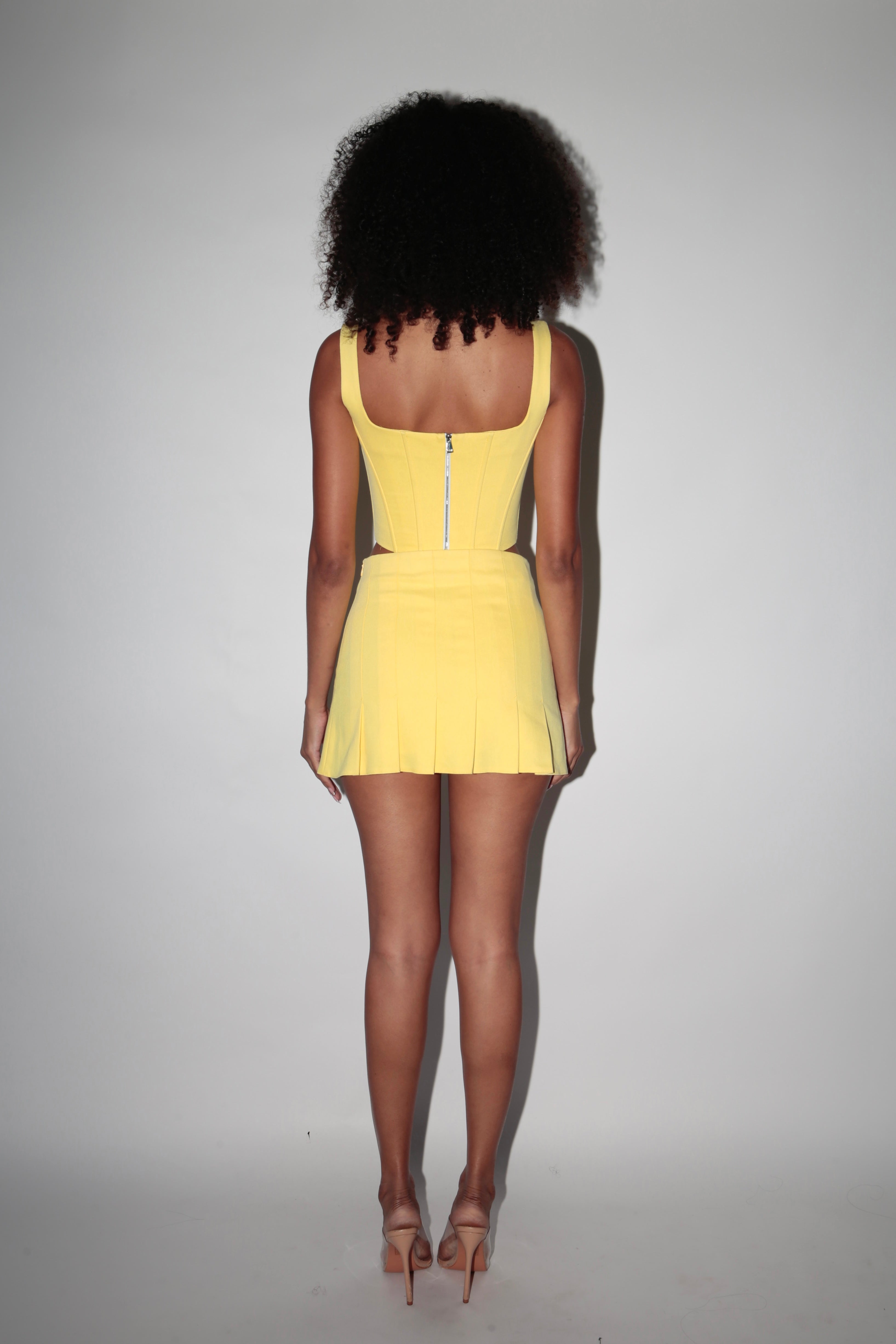 تنورة جينز باللون الأصفر