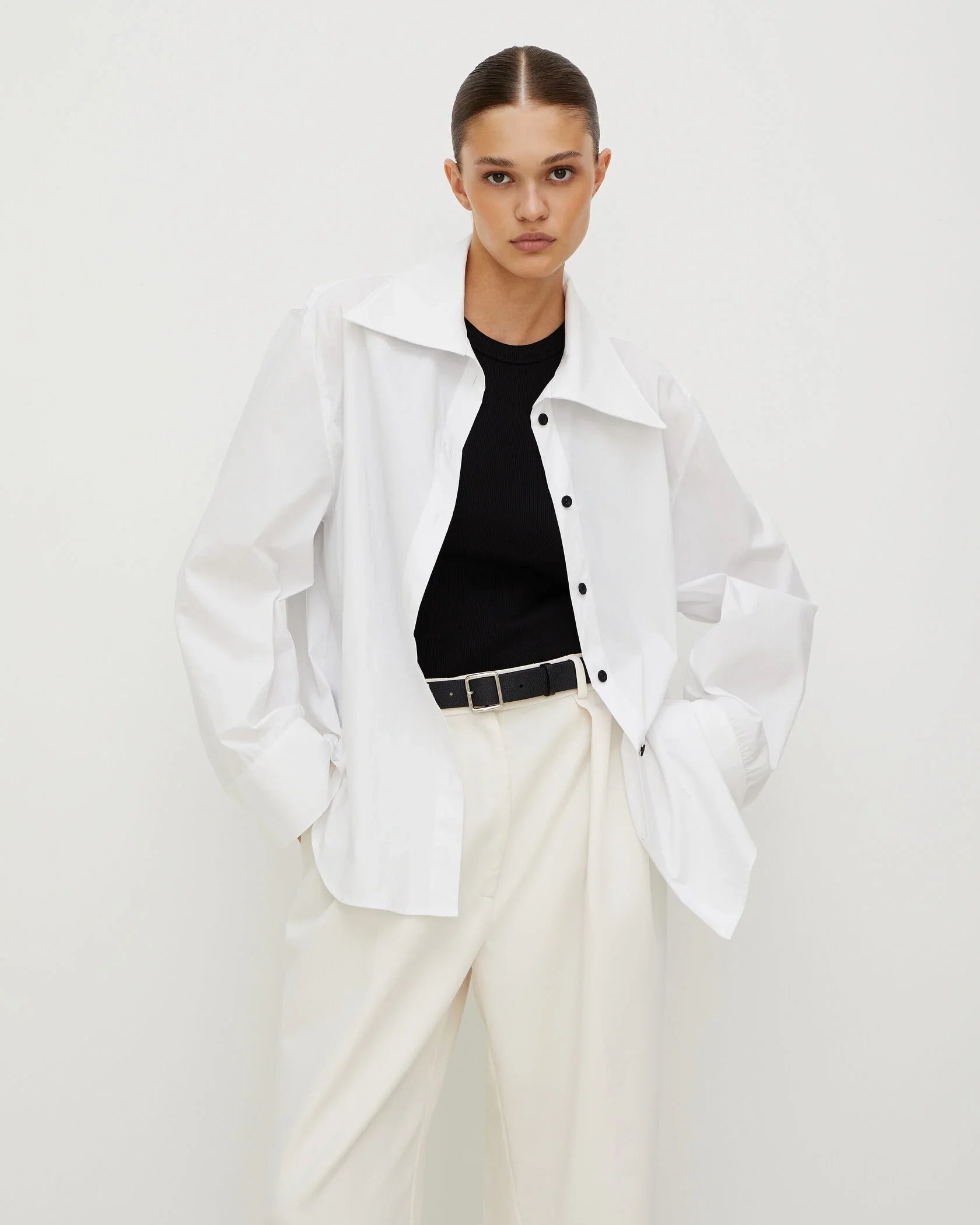 بنطلون باللون الكريمي