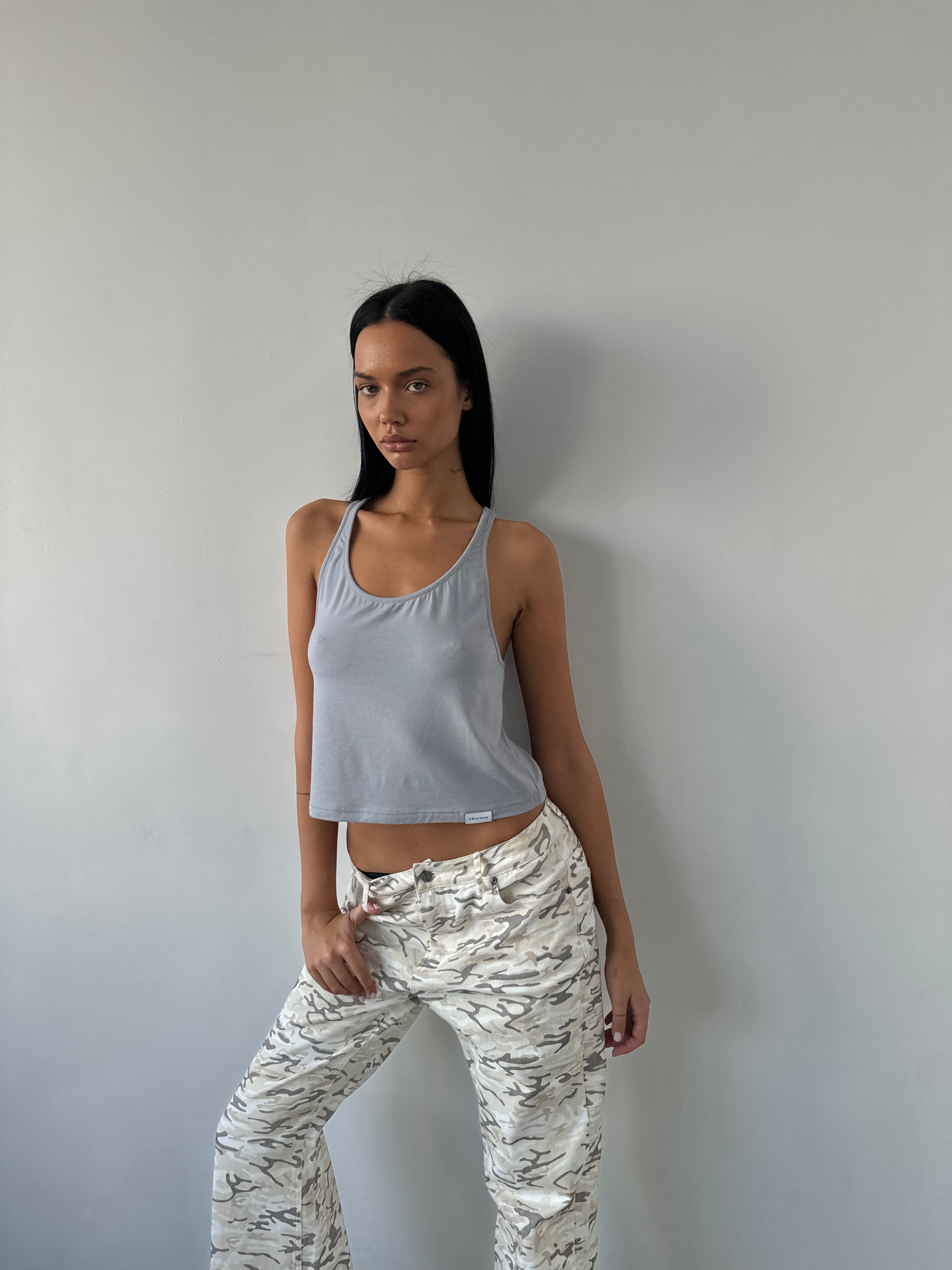 Débardeur gris à fines bretelles