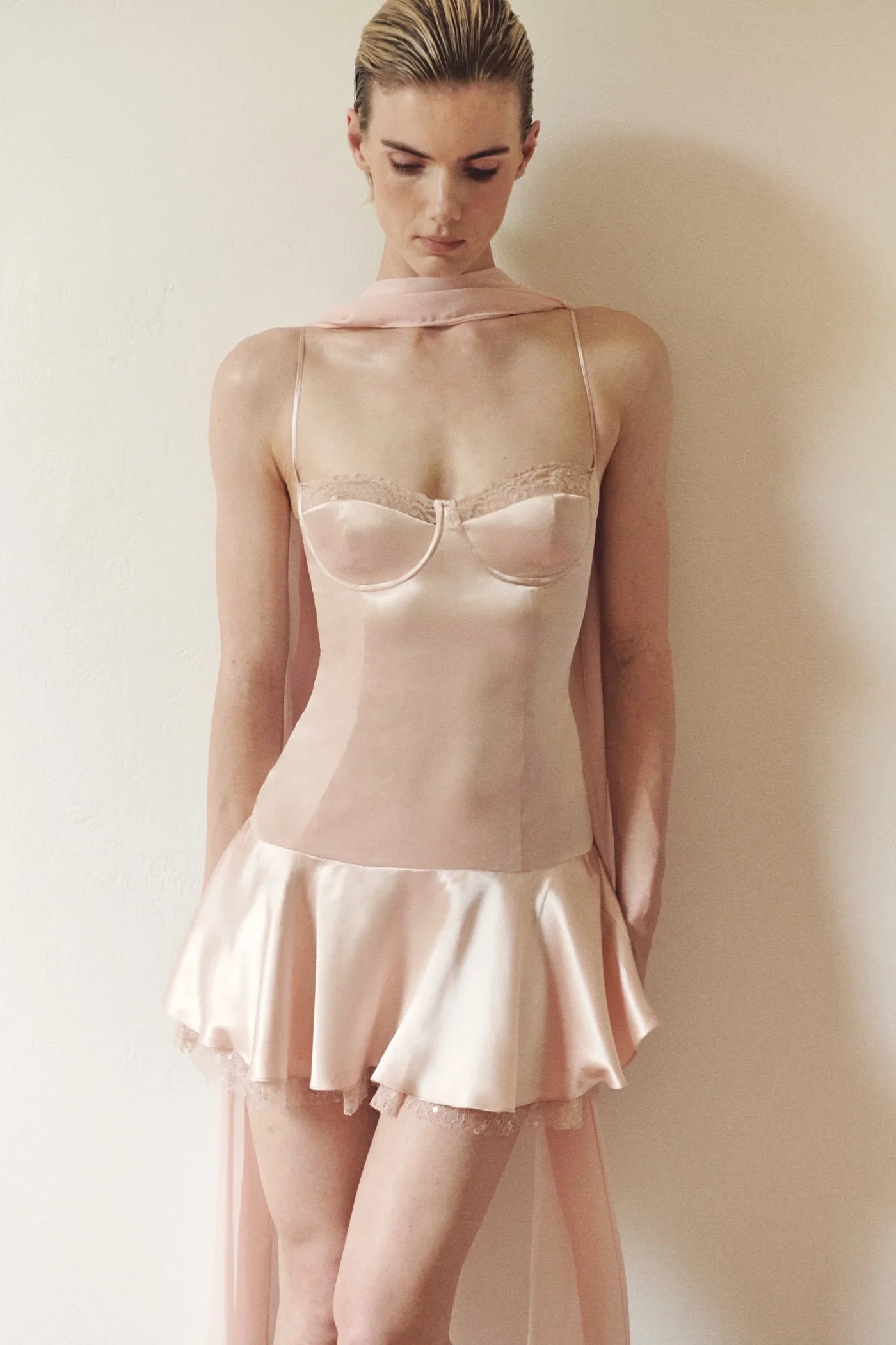 فستان قصير بتفاصيل دانتيل مع وشاح باللون السلموني