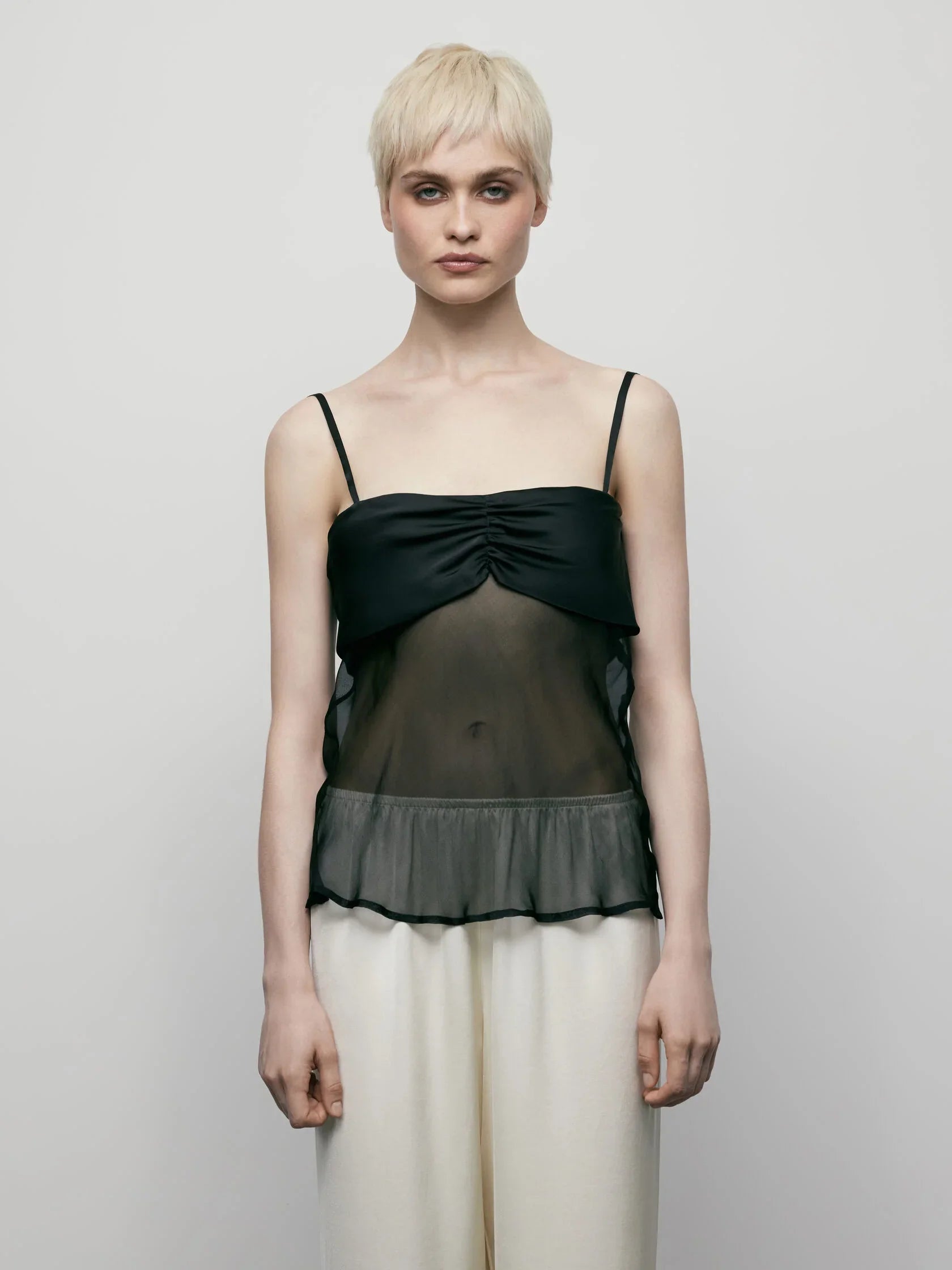 بلوزة من الحرير مع ساتان باللون الأسود