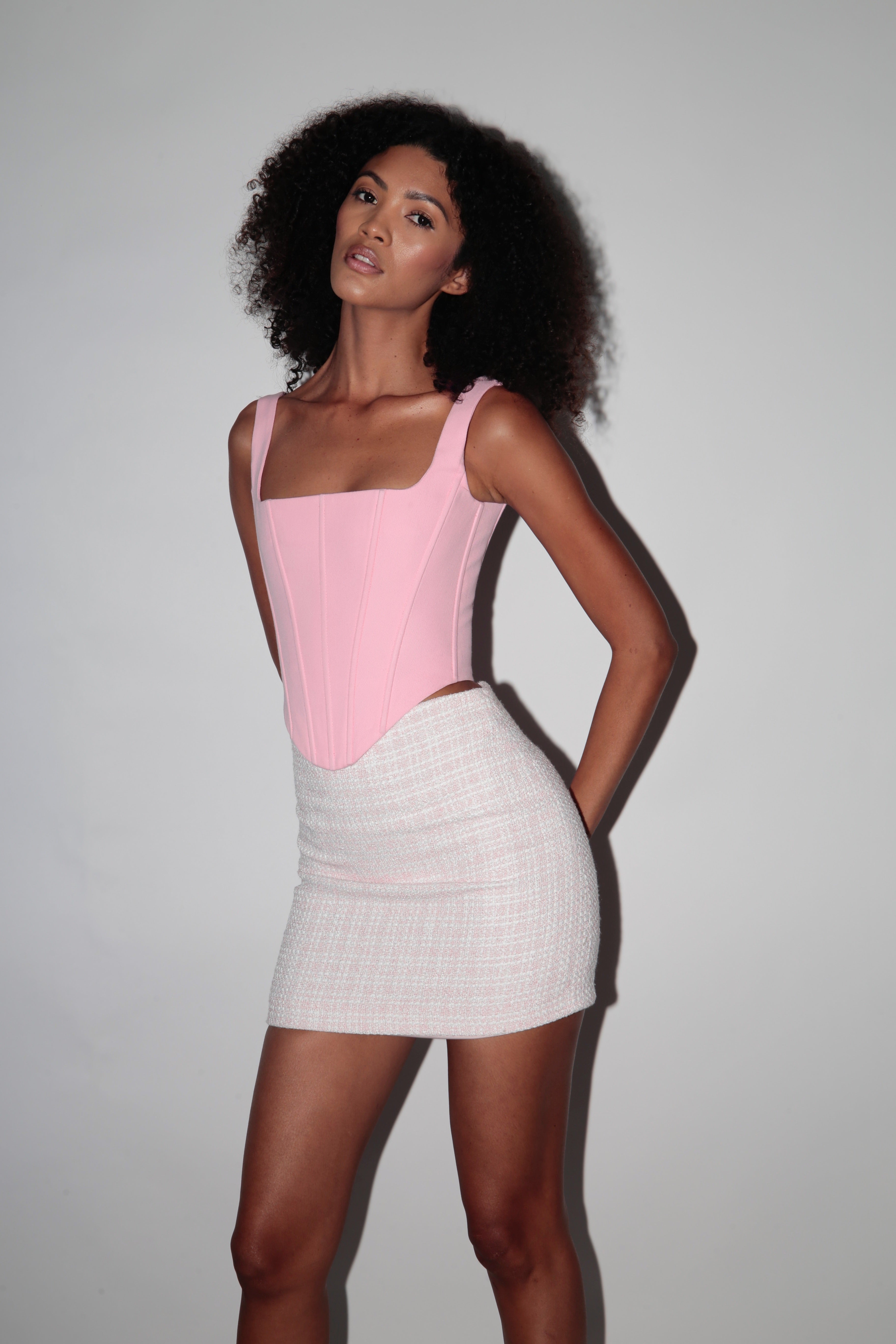 تنورة وردية فاتحة اللون