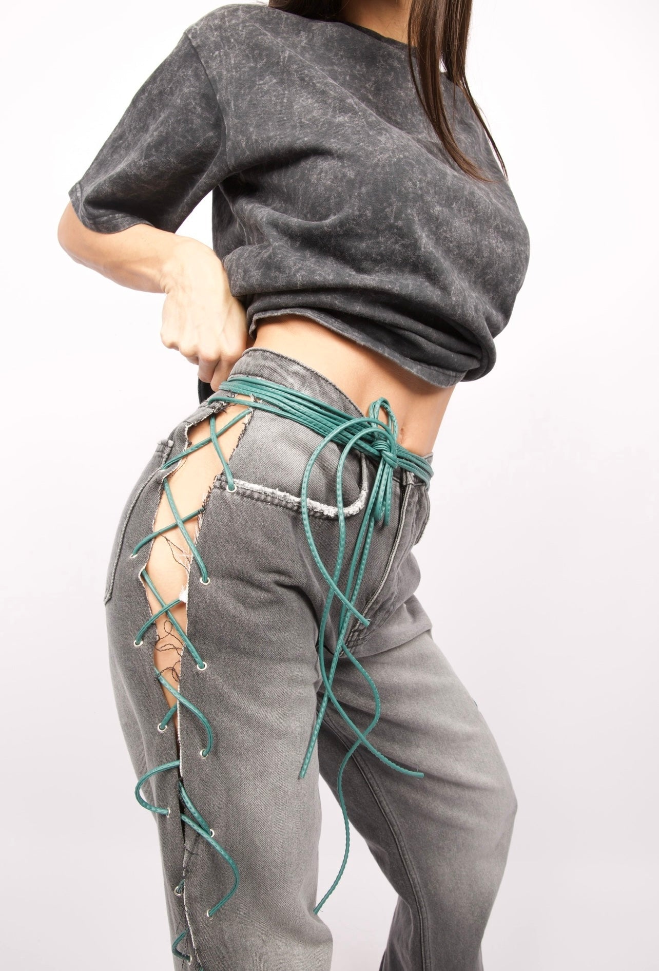 Jean gris à bretelles vertes