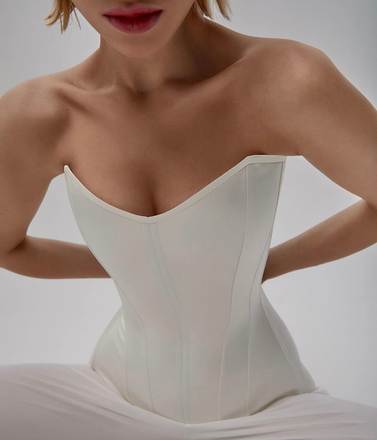 كورسيه ساتان باللون الأبيض