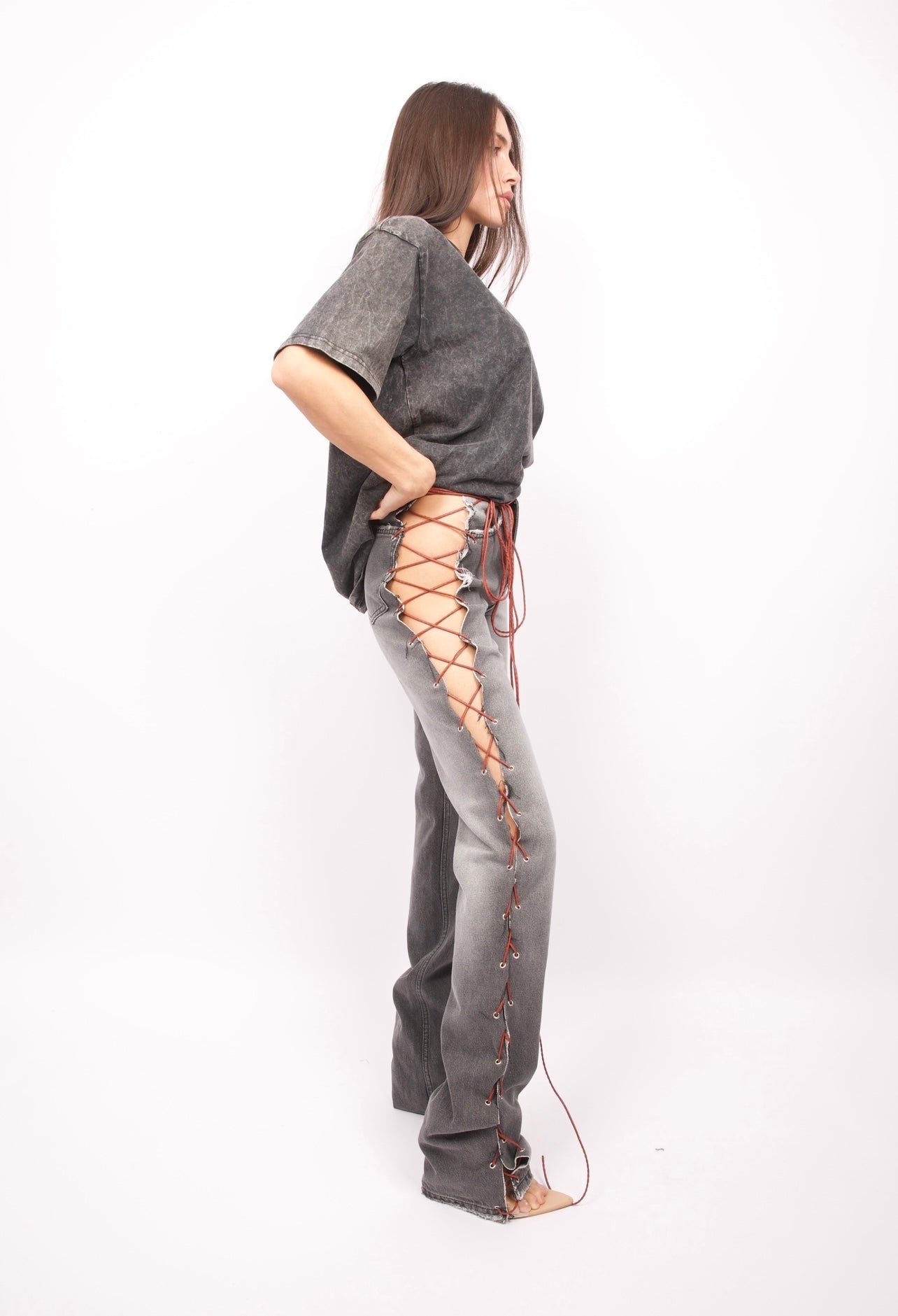 Jean gris à bretelles marron