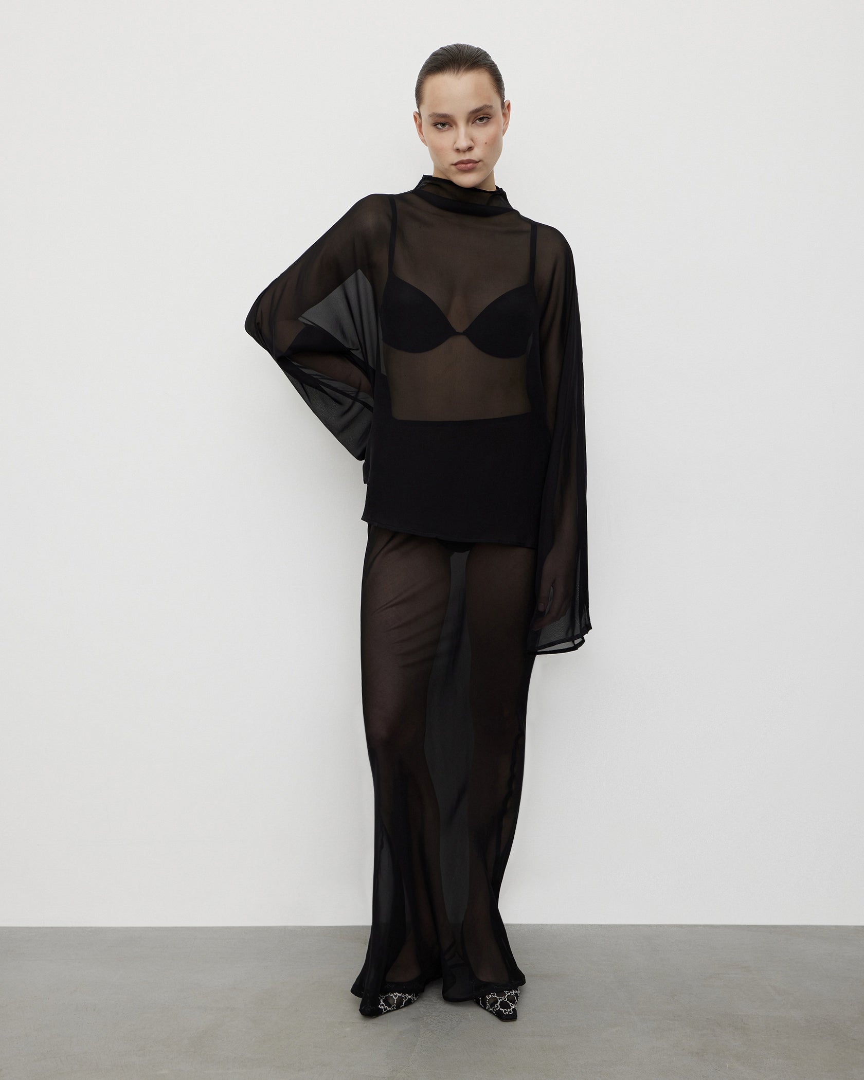 تنورة ماكسي حريرية باللون الأسود