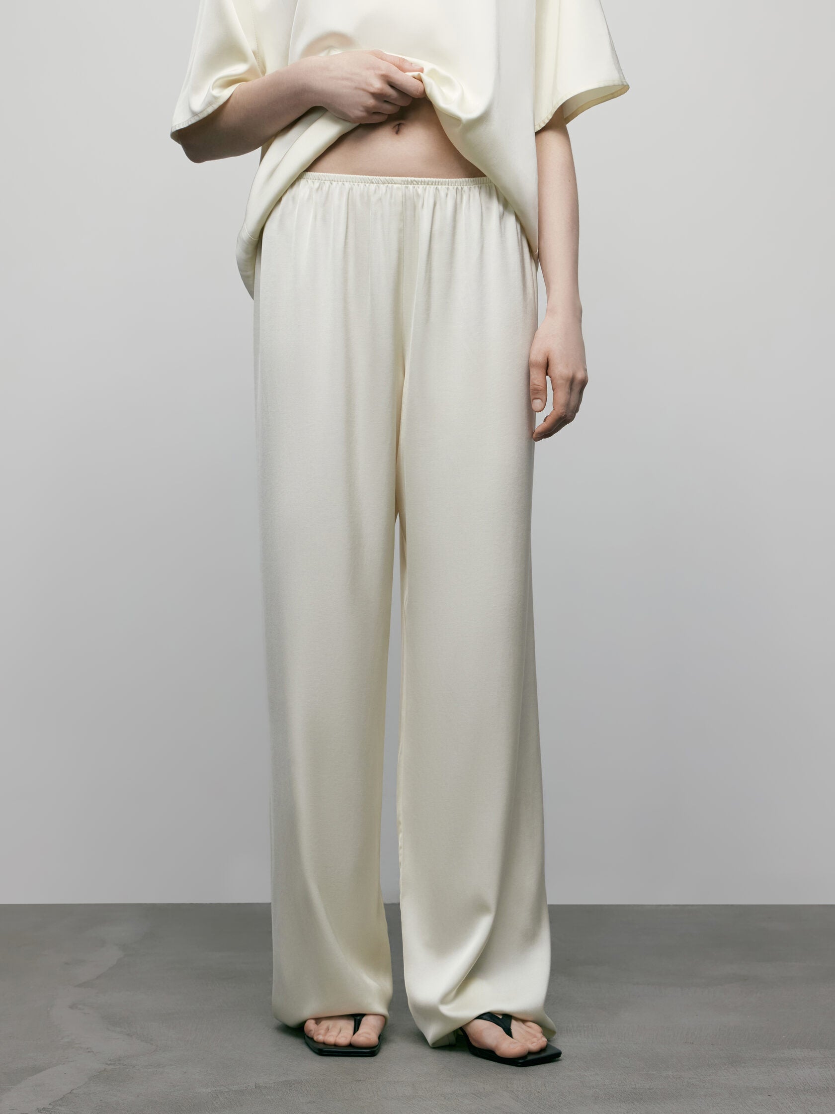 بنطلون ساتان باللون الكريمي