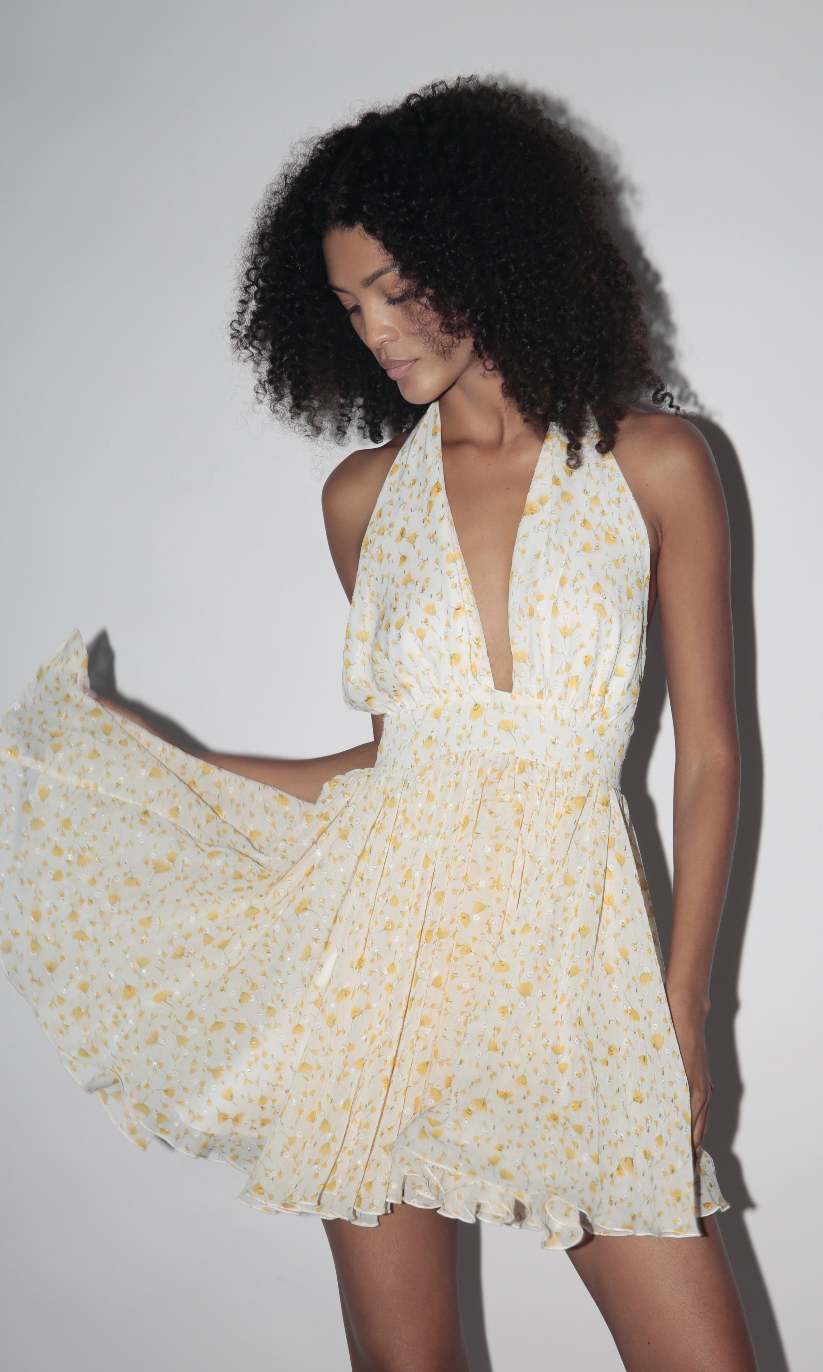Robe en mousseline blanche à fleurs jaunes
