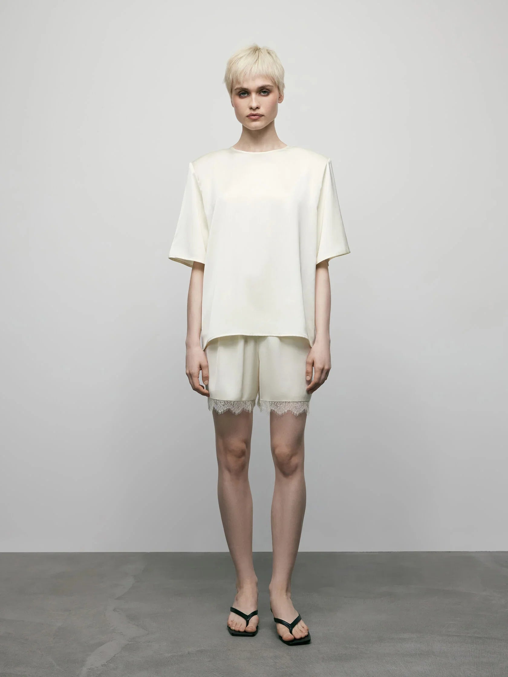 شورت ساتان مع دانتيل باللون الكريمي