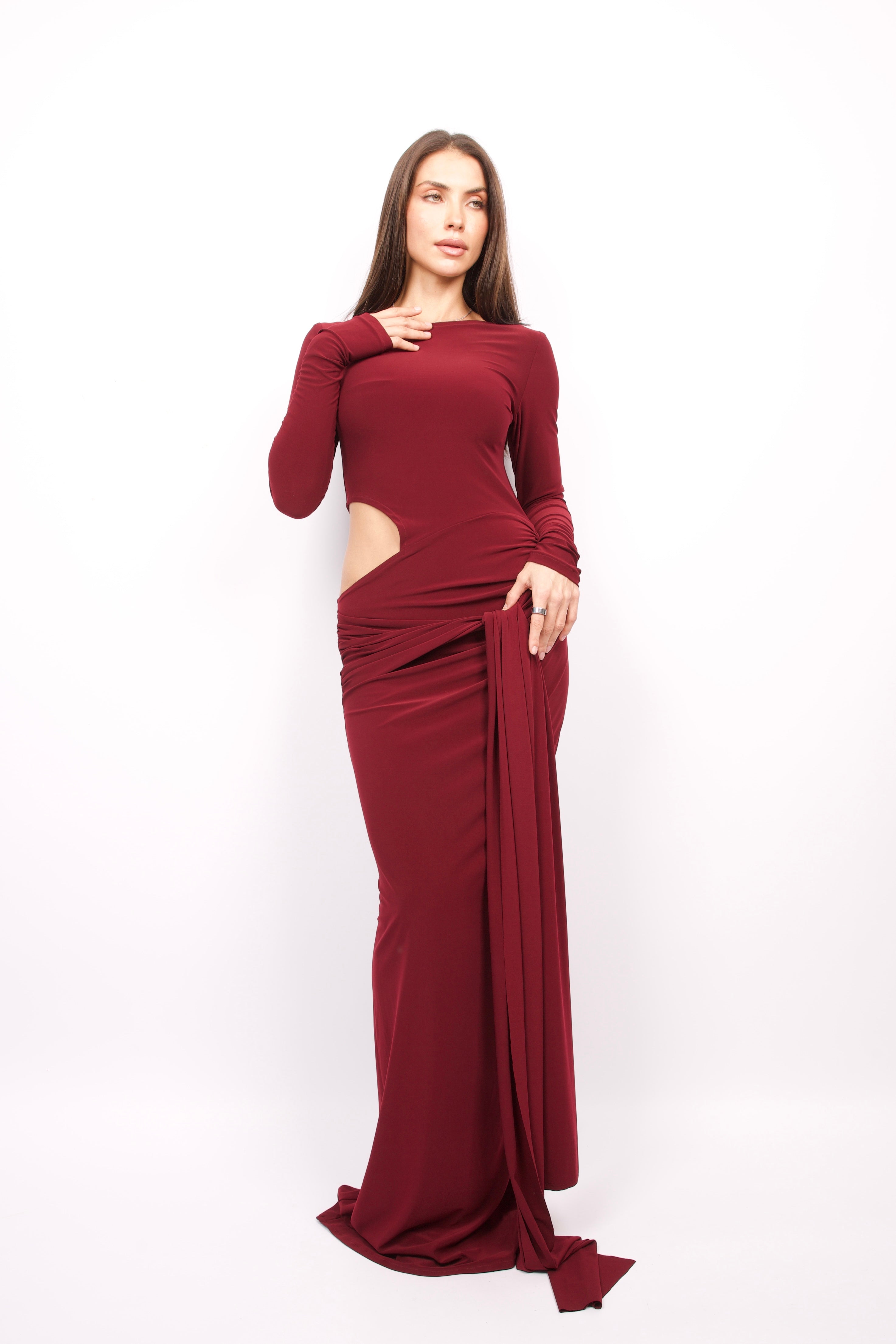 فستان ماكسي باللون العنابي