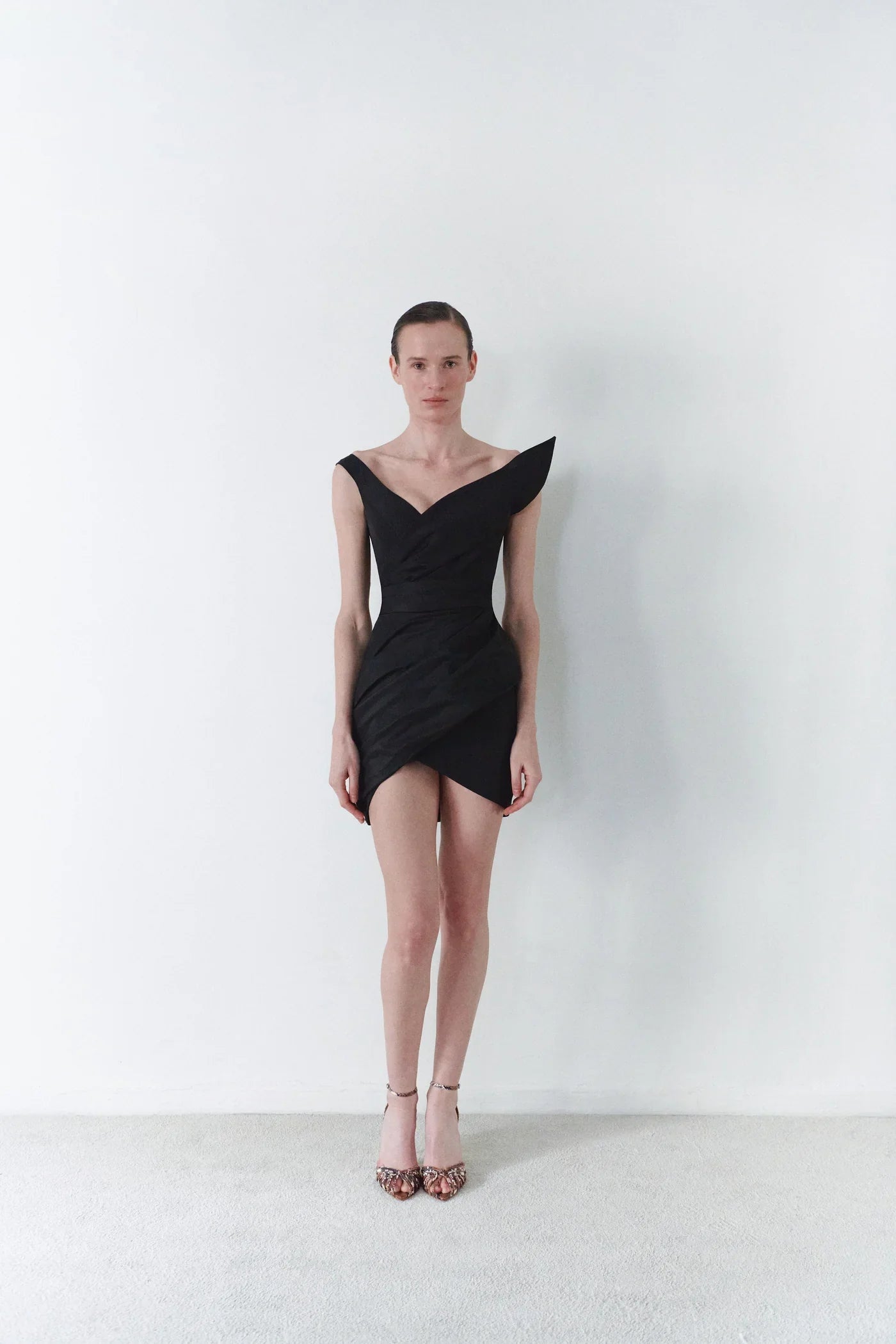 فستان من التفتا غير متماثل مع ذيل قابل للفصل باللون الأسود