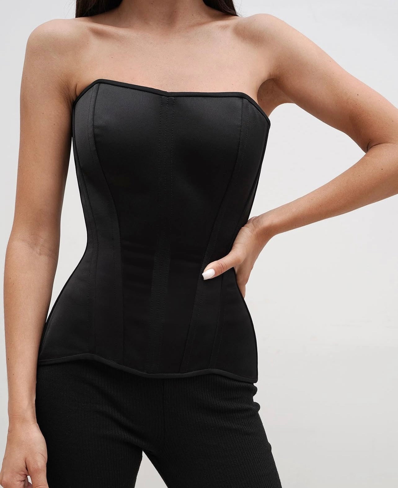 كورسيه ساتان باللون الأسود