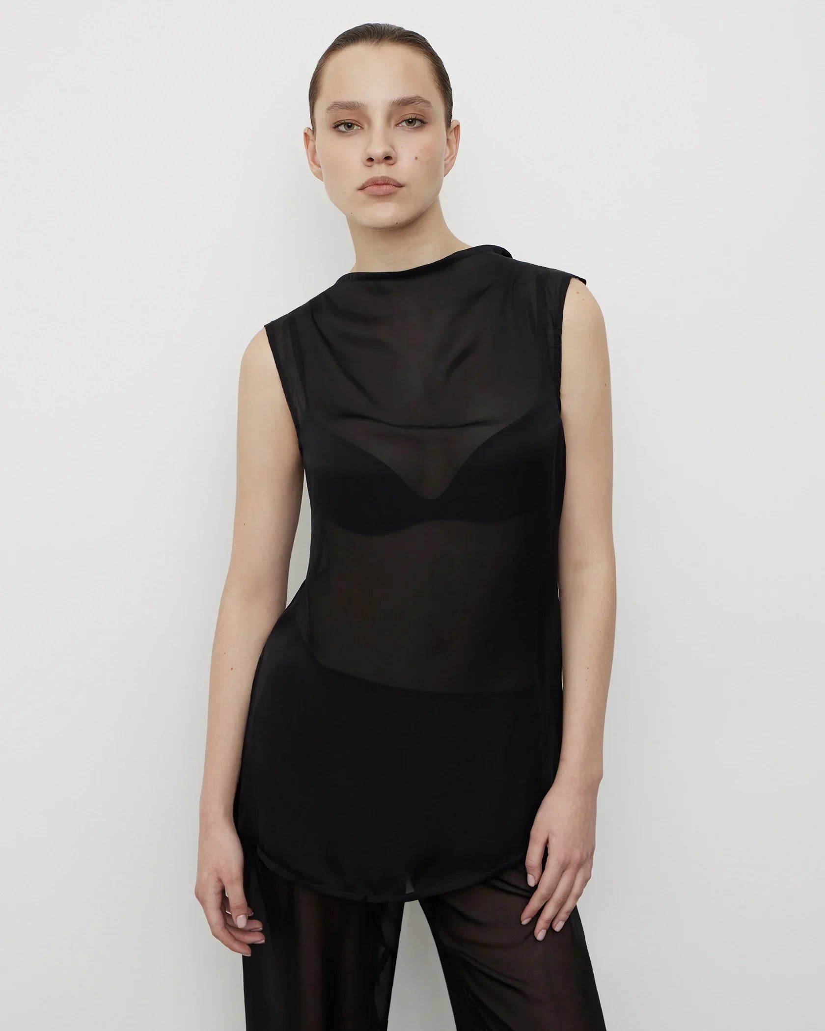 بلوزة حرير باللون الأسود