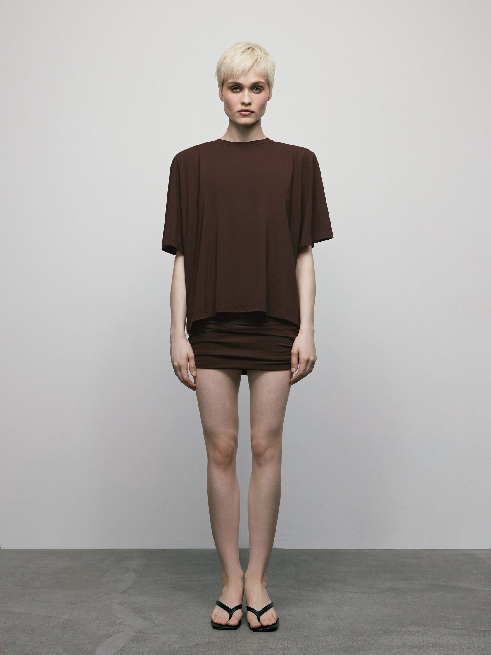 طقم فستان محبوك باللون البني