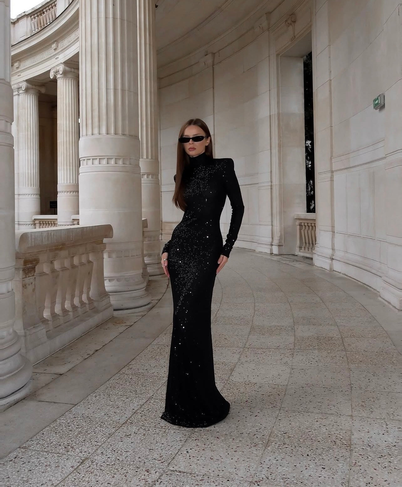 فستان لامع باللون الأسود
