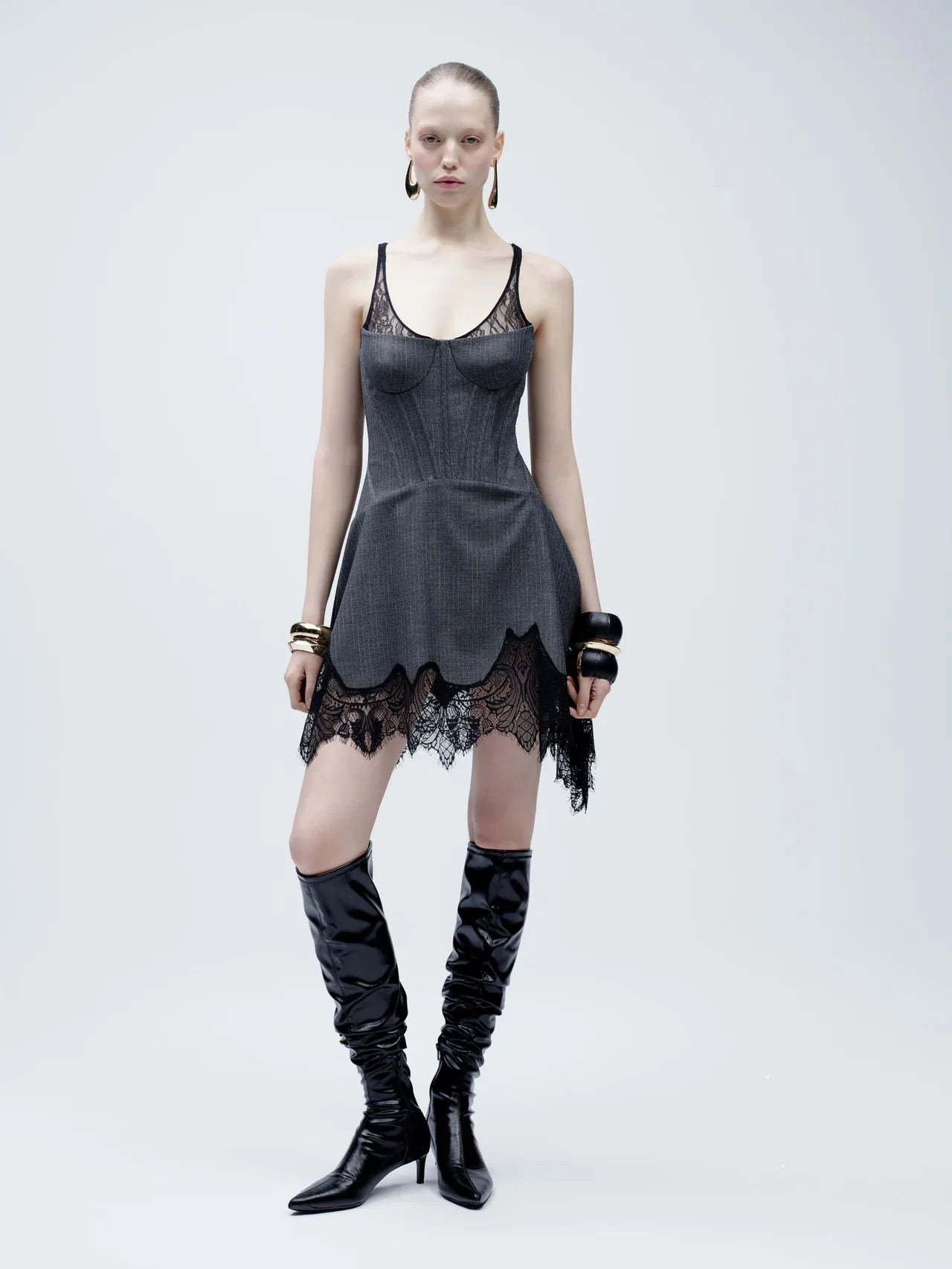 فستان رمادي بتفاصيل من الدانتيل