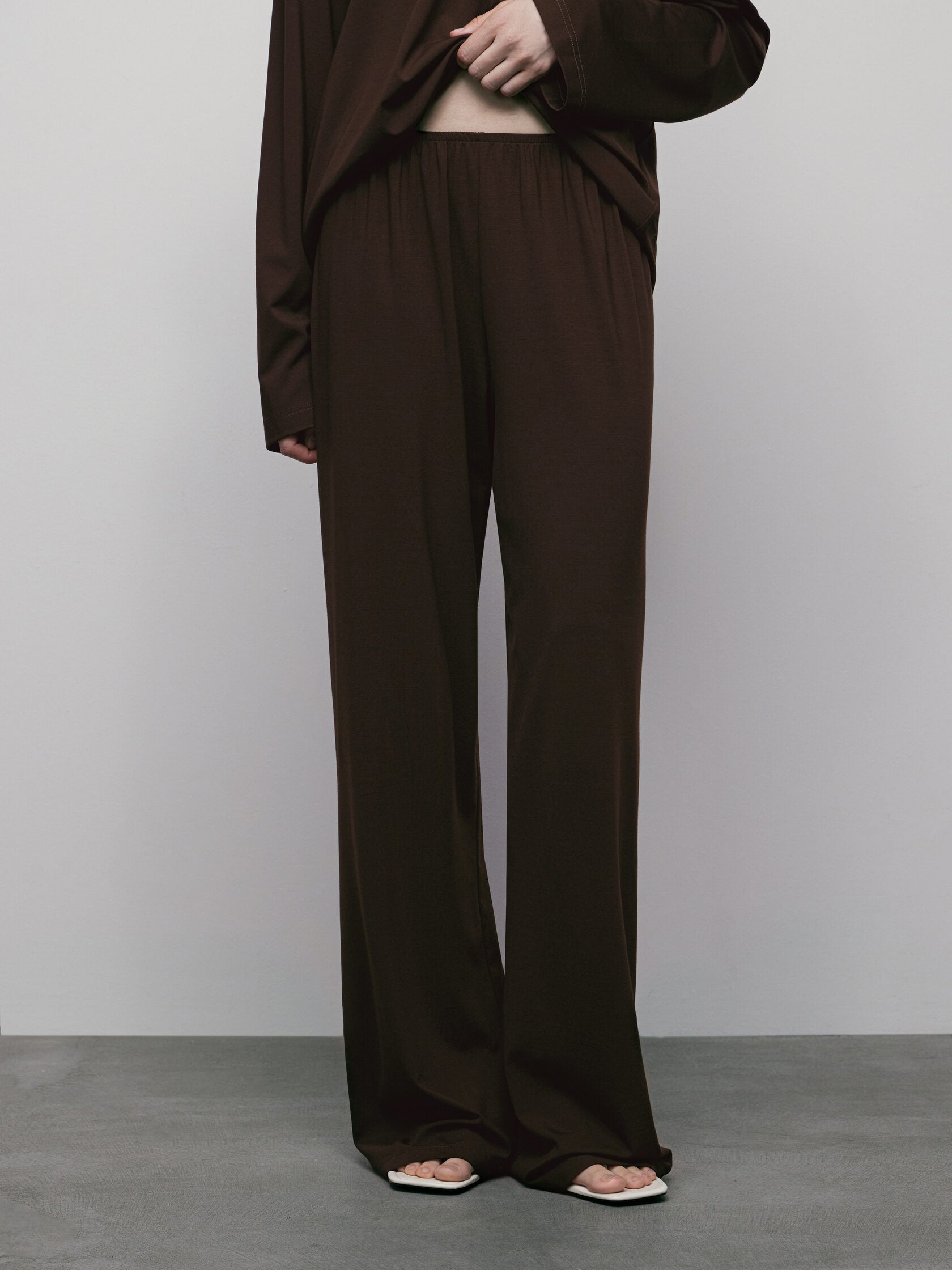 بنطلون محبوك باللون البني