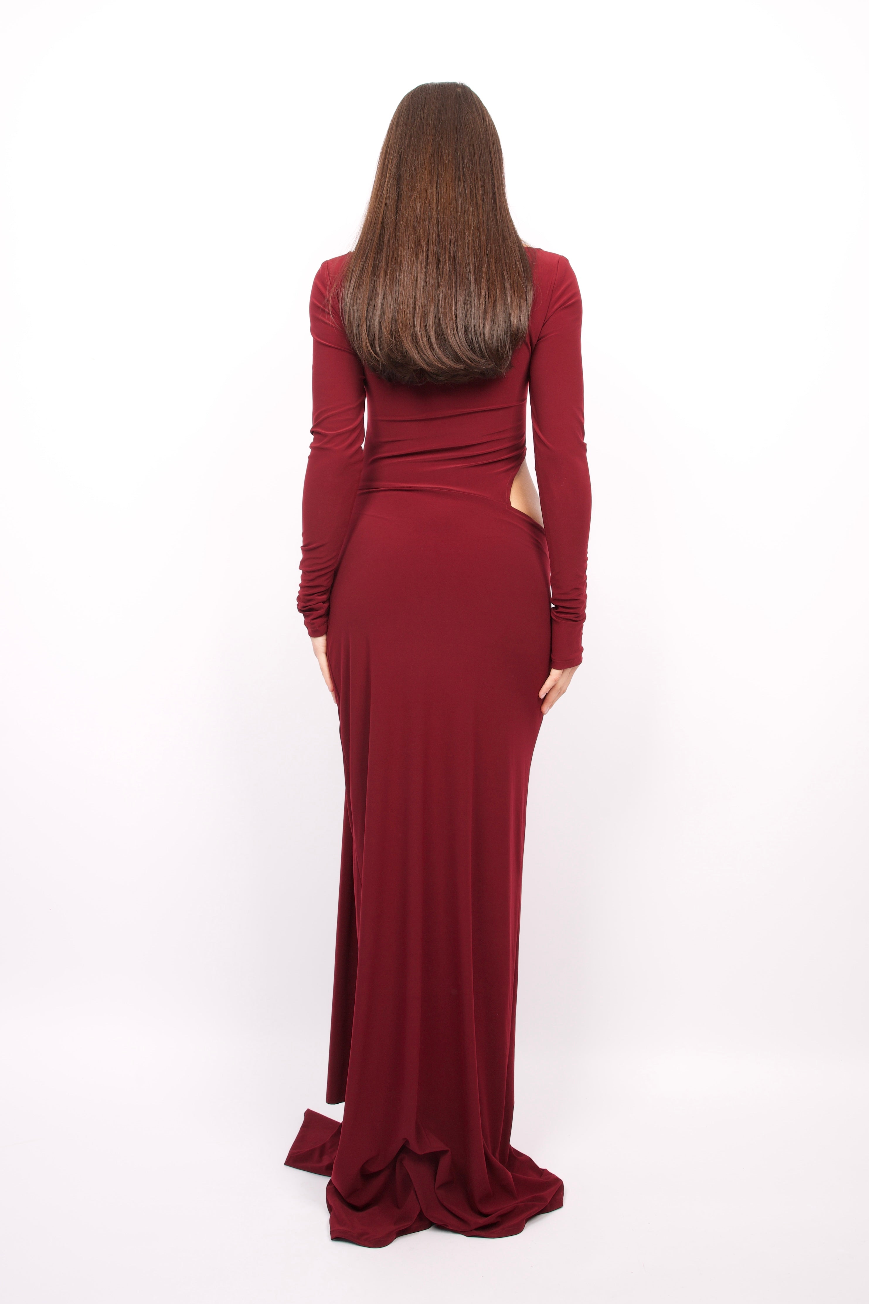 فستان ماكسي باللون العنابي