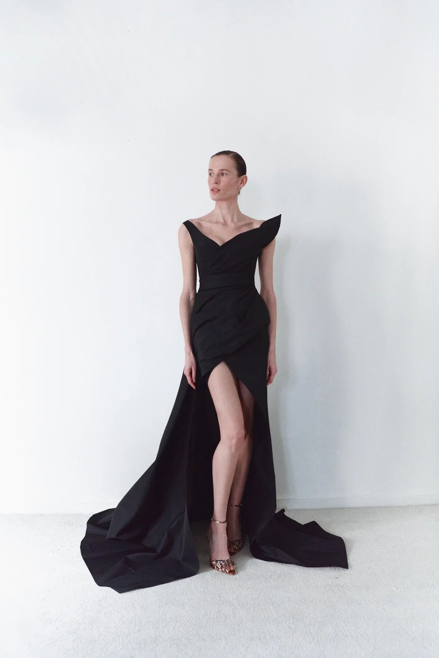 فستان من التفتا غير متماثل مع ذيل قابل للفصل باللون الأسود